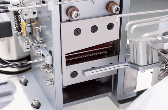 Sibote T-52 2000 S.P.M SMC Longmen cold knife herringbone seam  #11-16 needle Industrial automatic elastic joining machine