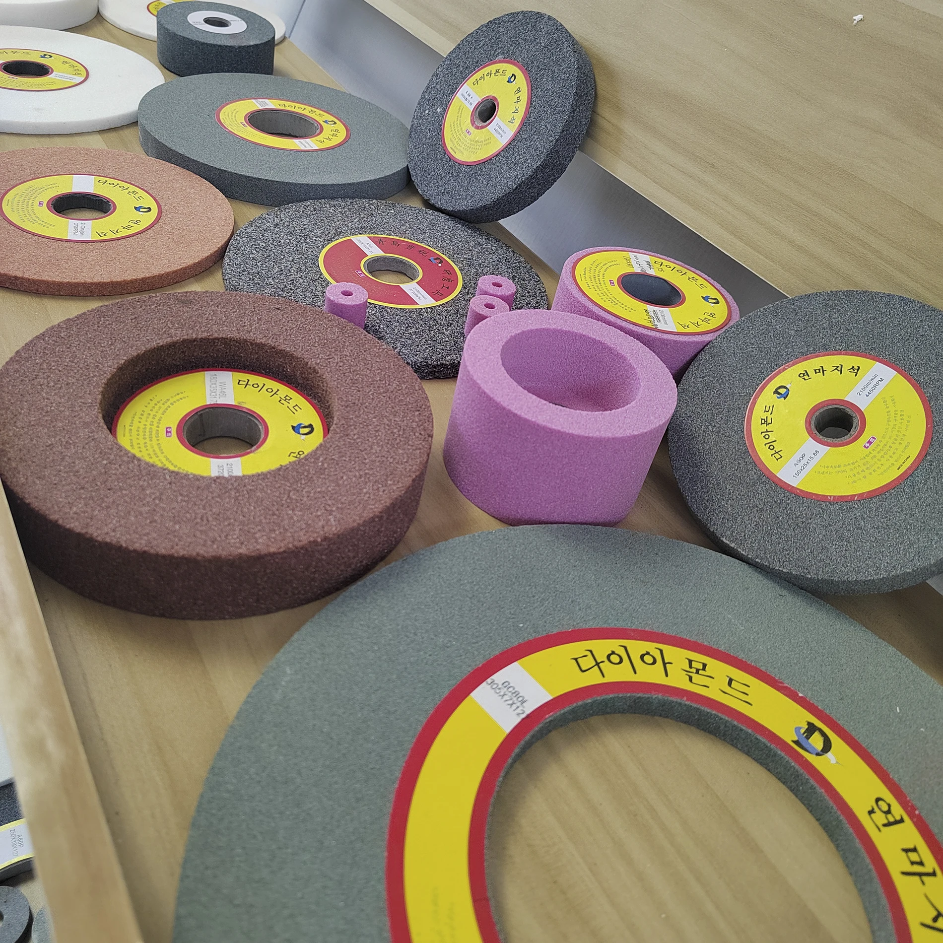 Abrasive White Aluminum Oxide Straight Grinding Wheel Virified Bonded Abrasives Grinding Steel OXIDE/SILICON CARBIDE Custom