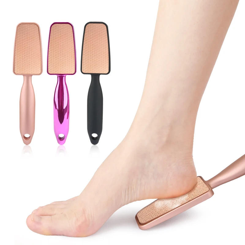 A new handheld nano foot grinder is used to remove calluses on the soles of the feet, beautify the feet, and repair the feet