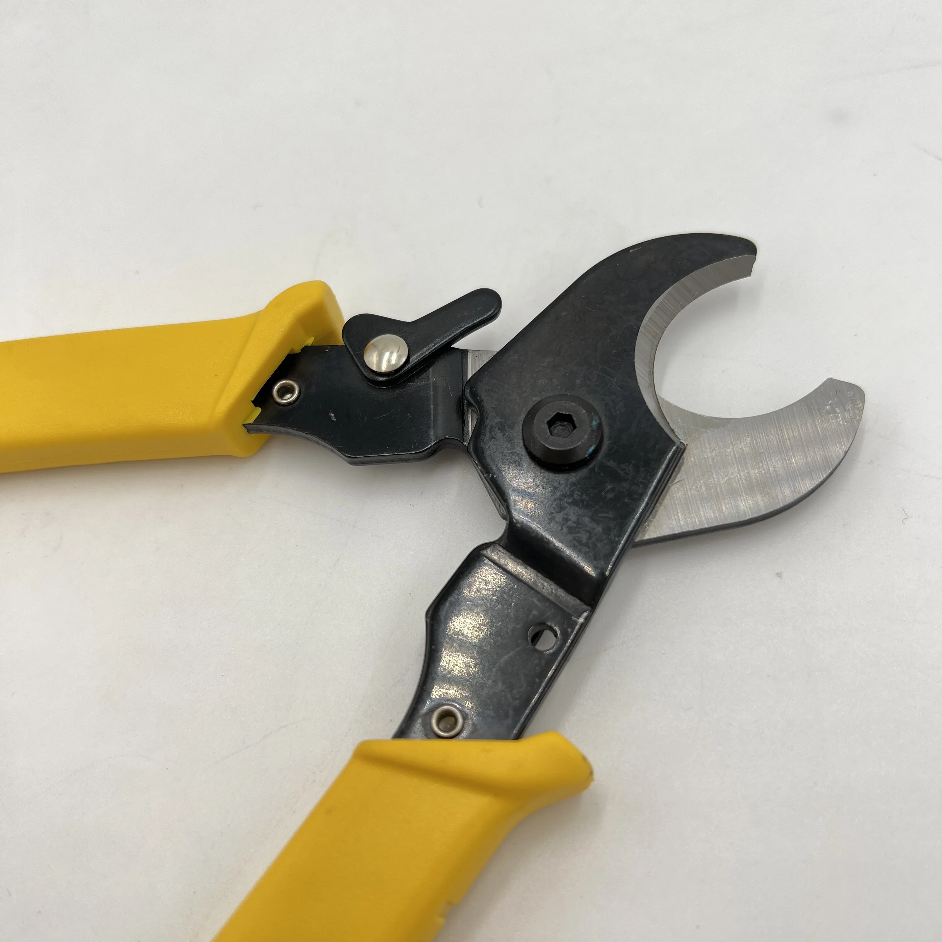 Round Cable and Wire Cutter Multi-Conductor Cable up to 10.5mm and Solid or Standard Wire up to 8AWG