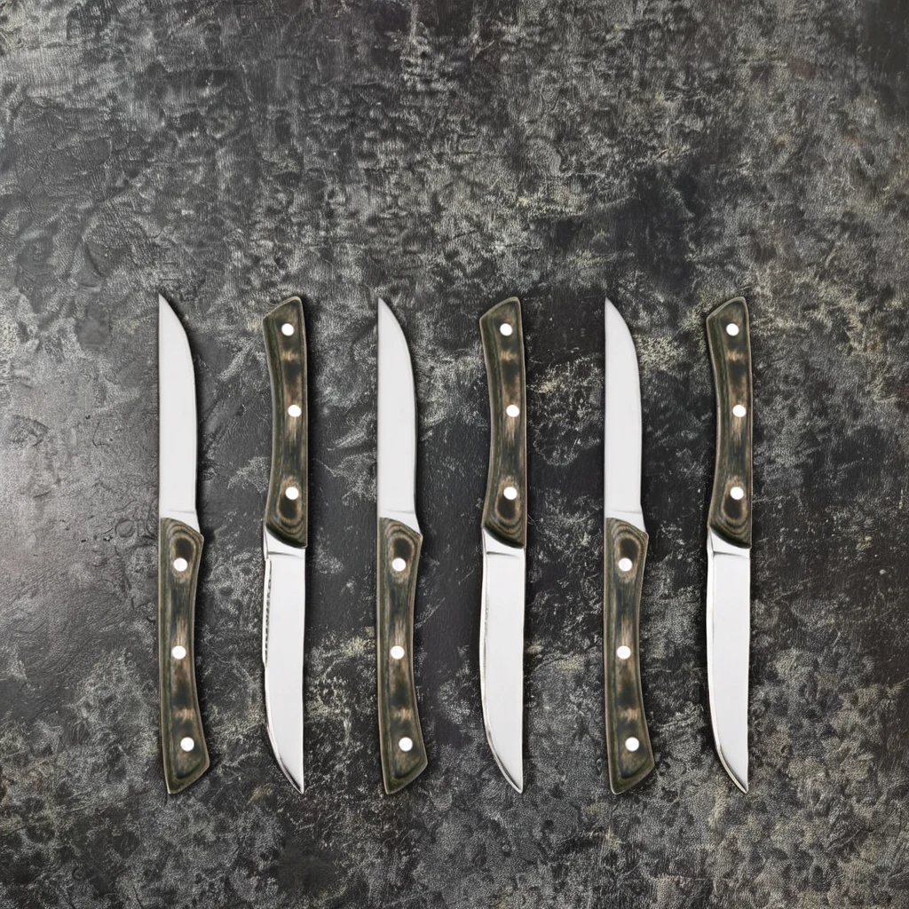 Прочный нож для стейка с тройными клепками и деревянной ручкой из пакки Заостренное металлическое лезвие