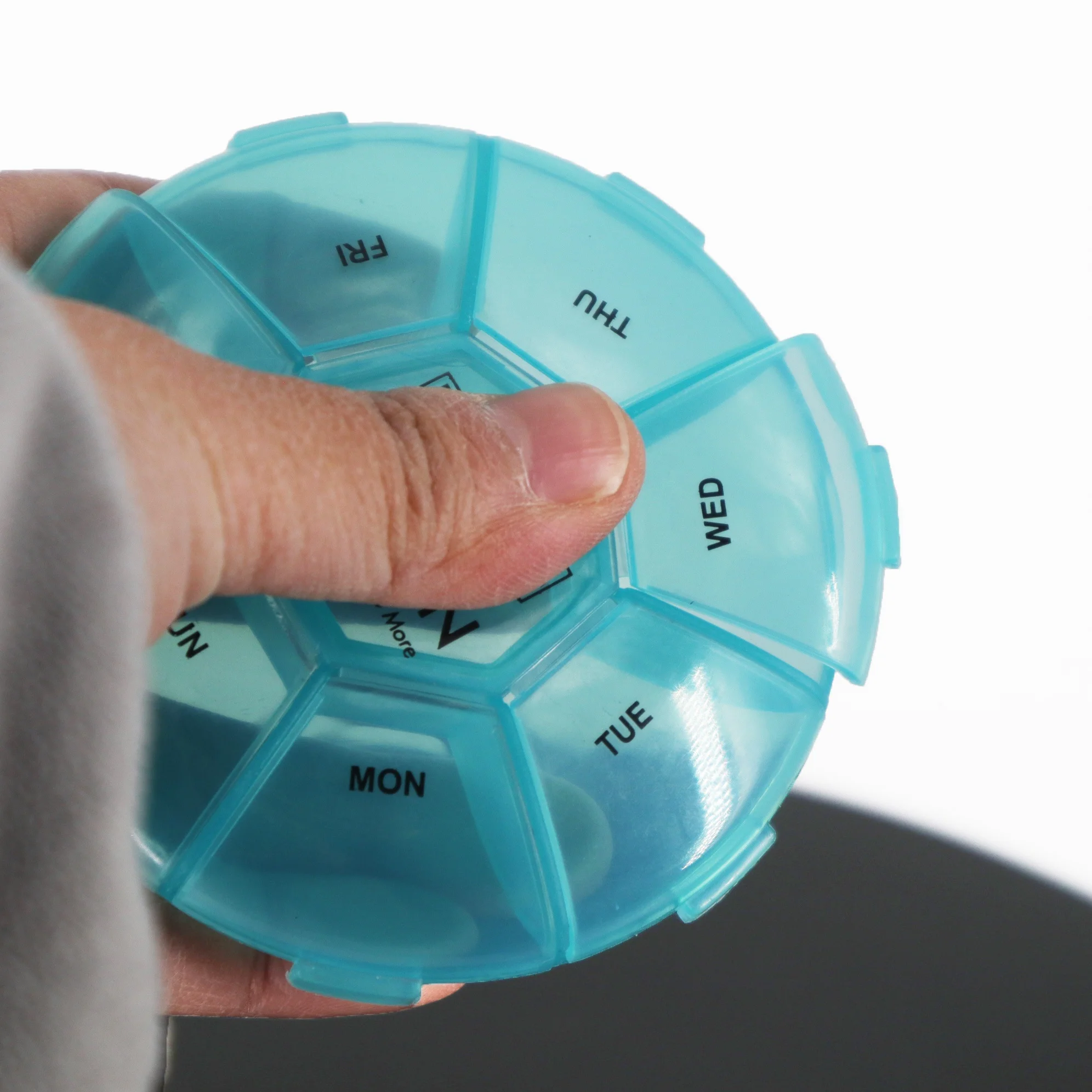 Custom Portable Plastic Round Shape 7 Days Weekly Pill Storage Box Medicine Pill Case