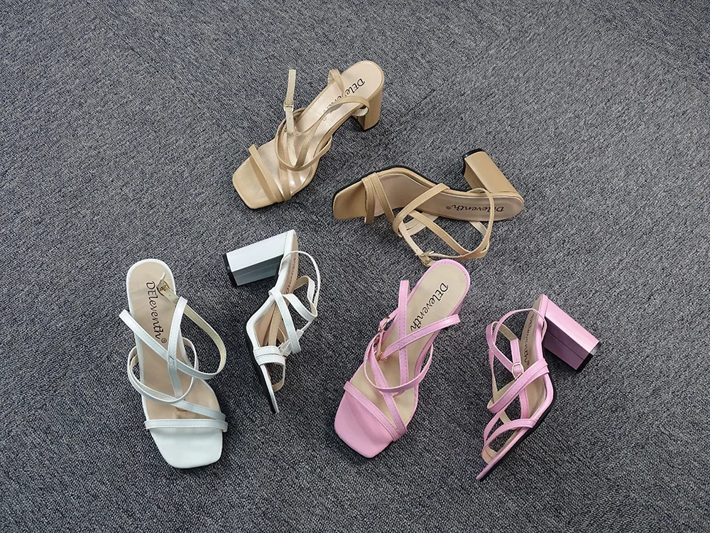 Модная женская обувь; Новинка; Босоножки на высоком толстом каблуке с квадратным носком; Большие размеры