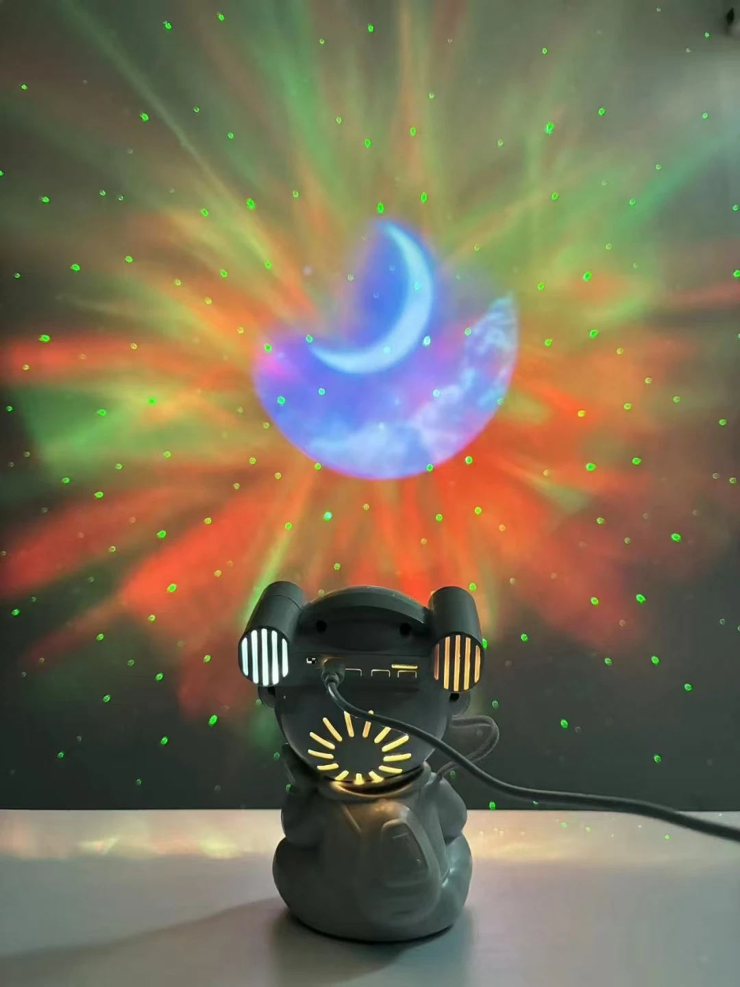 Popular Sitting Astronaut Multi-color Pattern Star Projector LED Night Light With Bluetooth Speaker