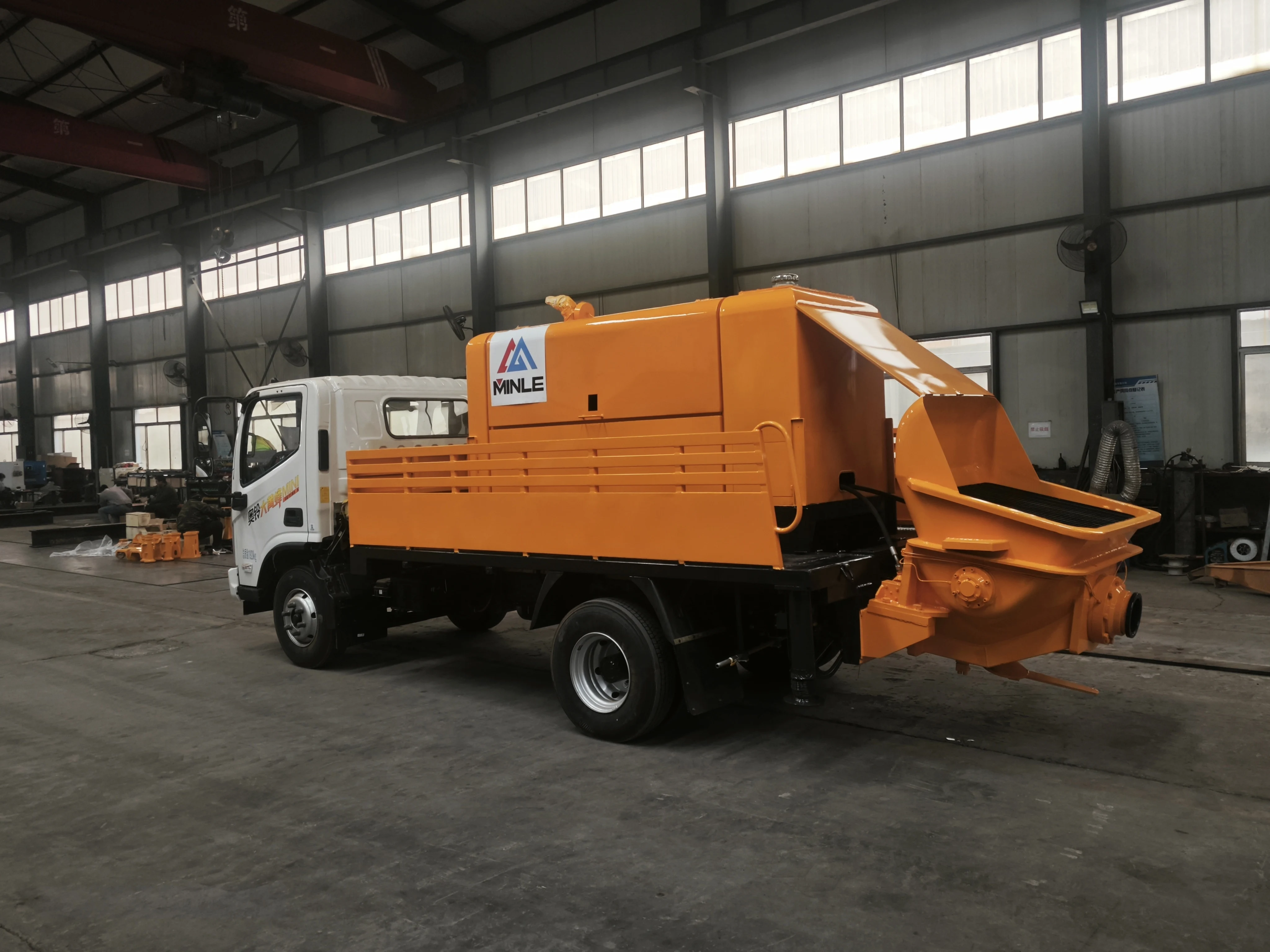 Volumetric Concrete Mixer Trucks with100 hp Liquid Cooled Diesel Engine to Power Mixer