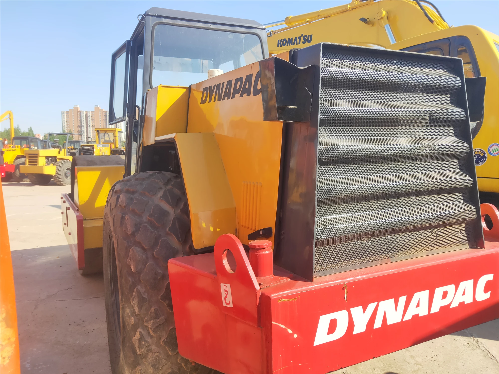 Б/у дорожный строительный аппарат Dynapac CA251D однобарабанный Вибрационный каток уплотнитель трехколесный вибрирующий