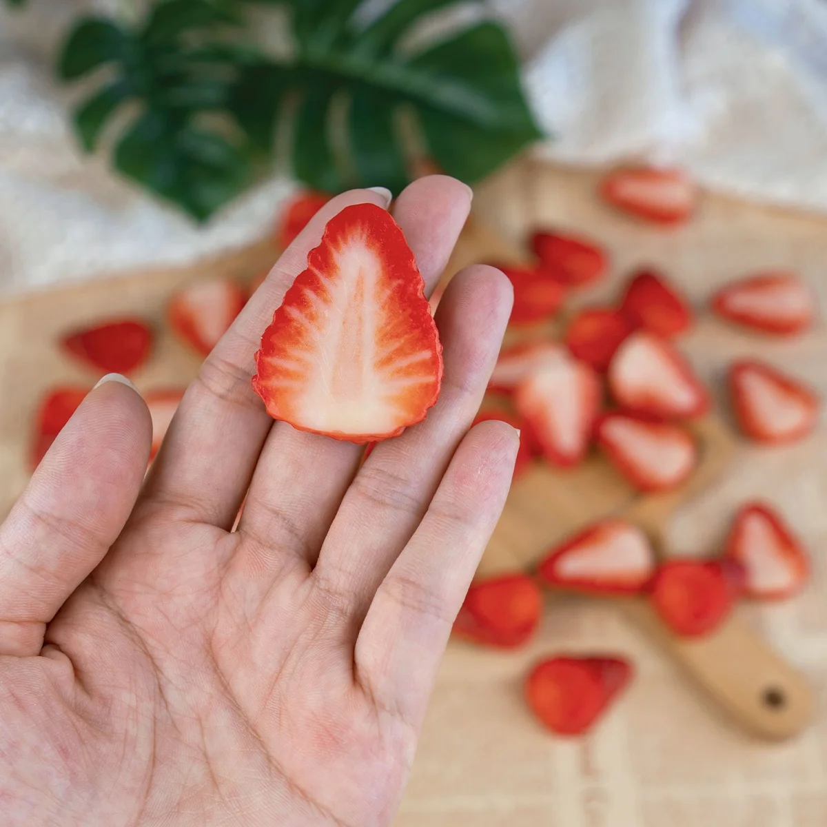 PVC Realistic Display Small Faux Strawberry Flesh Slices Decor Fruits Fake Dessert Food Model Simulation 3D Fruit Cake Waffle