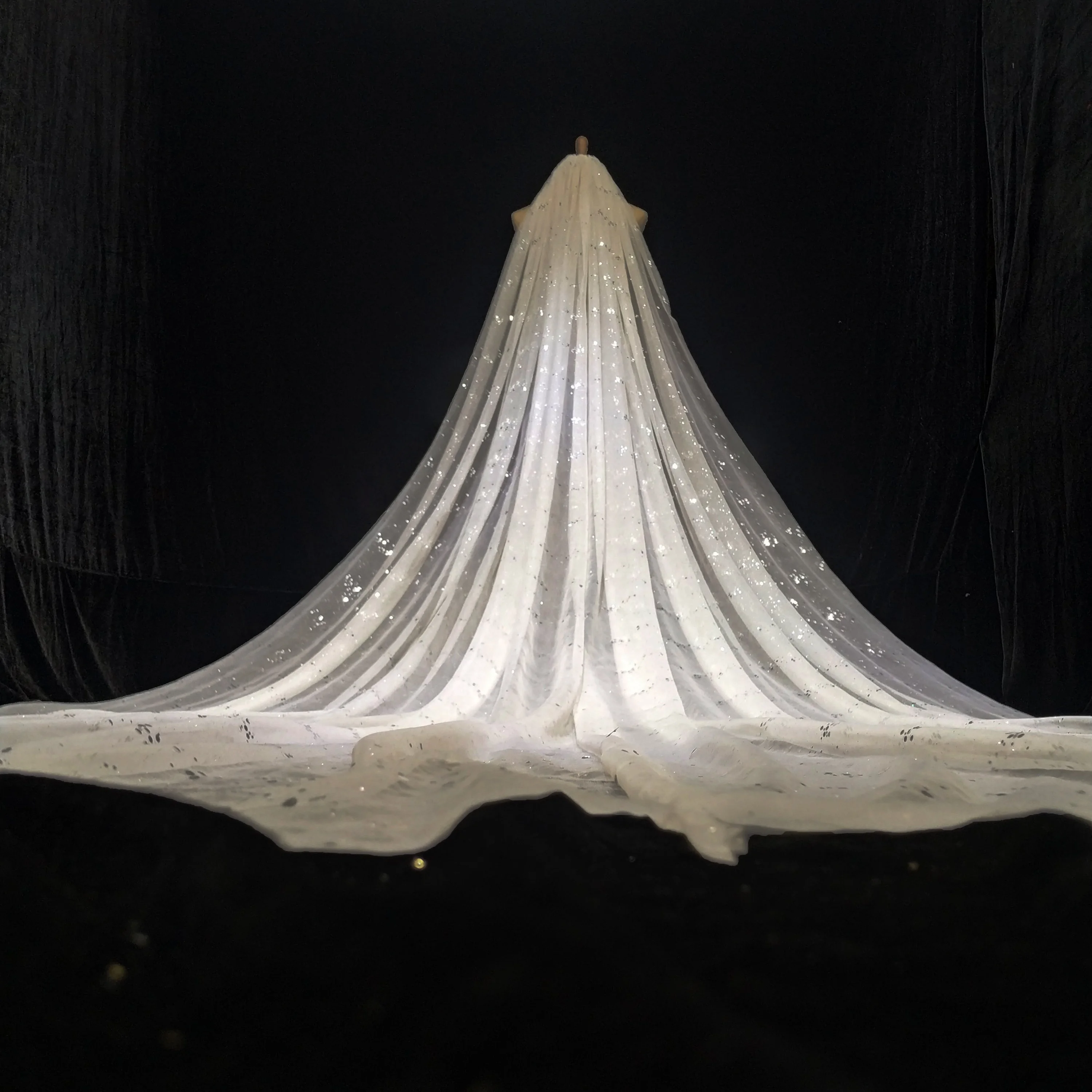
4m * 3m cathedral large tail bride veil simple mechanical hot-press flash wedding veil 