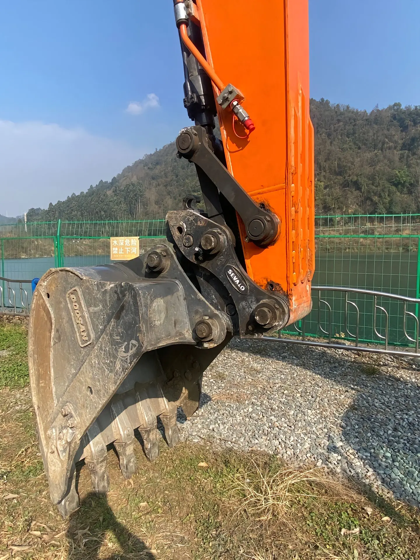 Заводская оптовая продажа низкая цена 20 тонн подержаного экскаватора Doosan DX200 средний колесный экскаватор