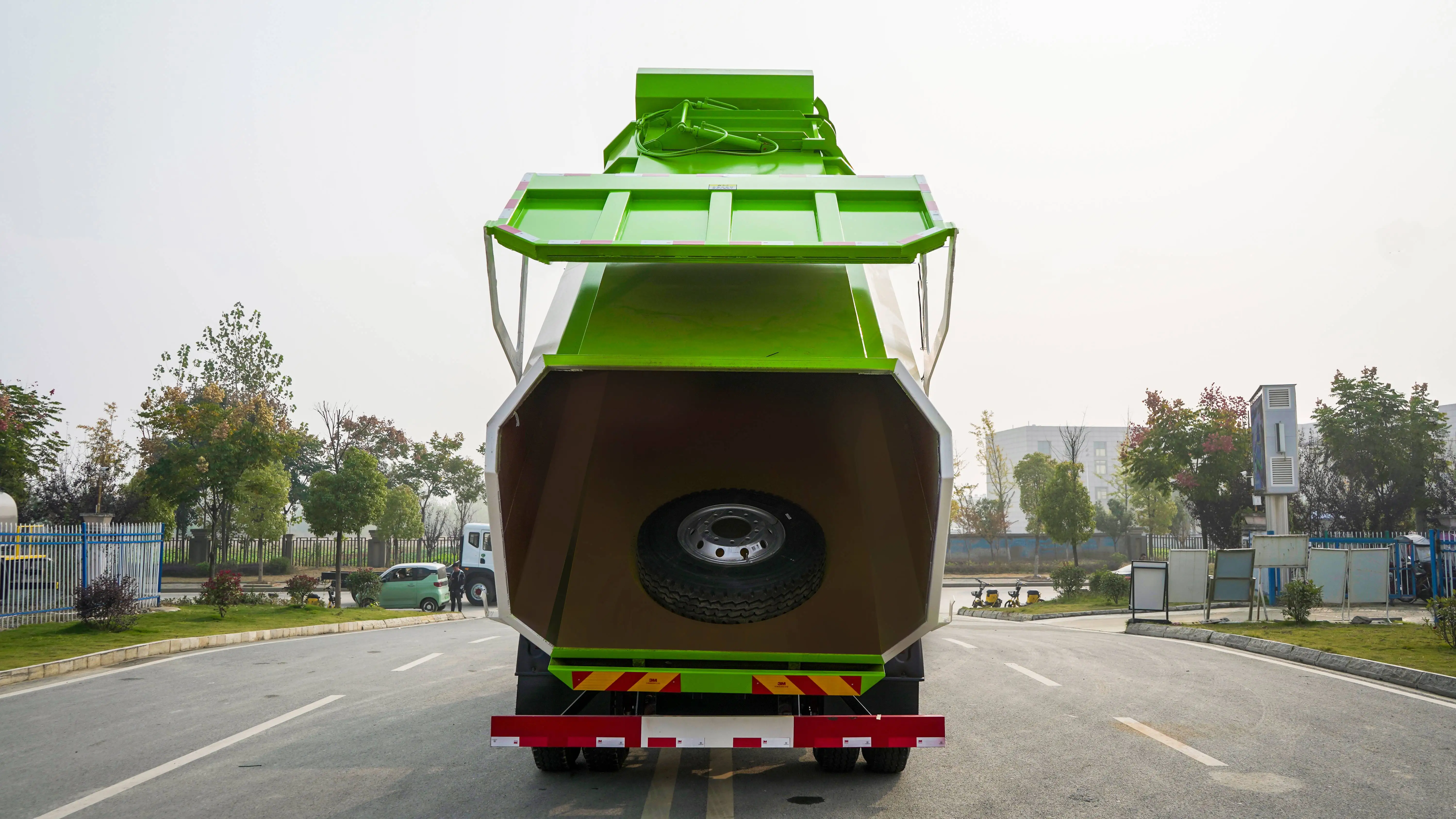 Factory Price  Dongfeng D9 15-20 CBM  4x2  Cummins 230hp Waste Collection Garbage Truck Bucket Garbage Truck