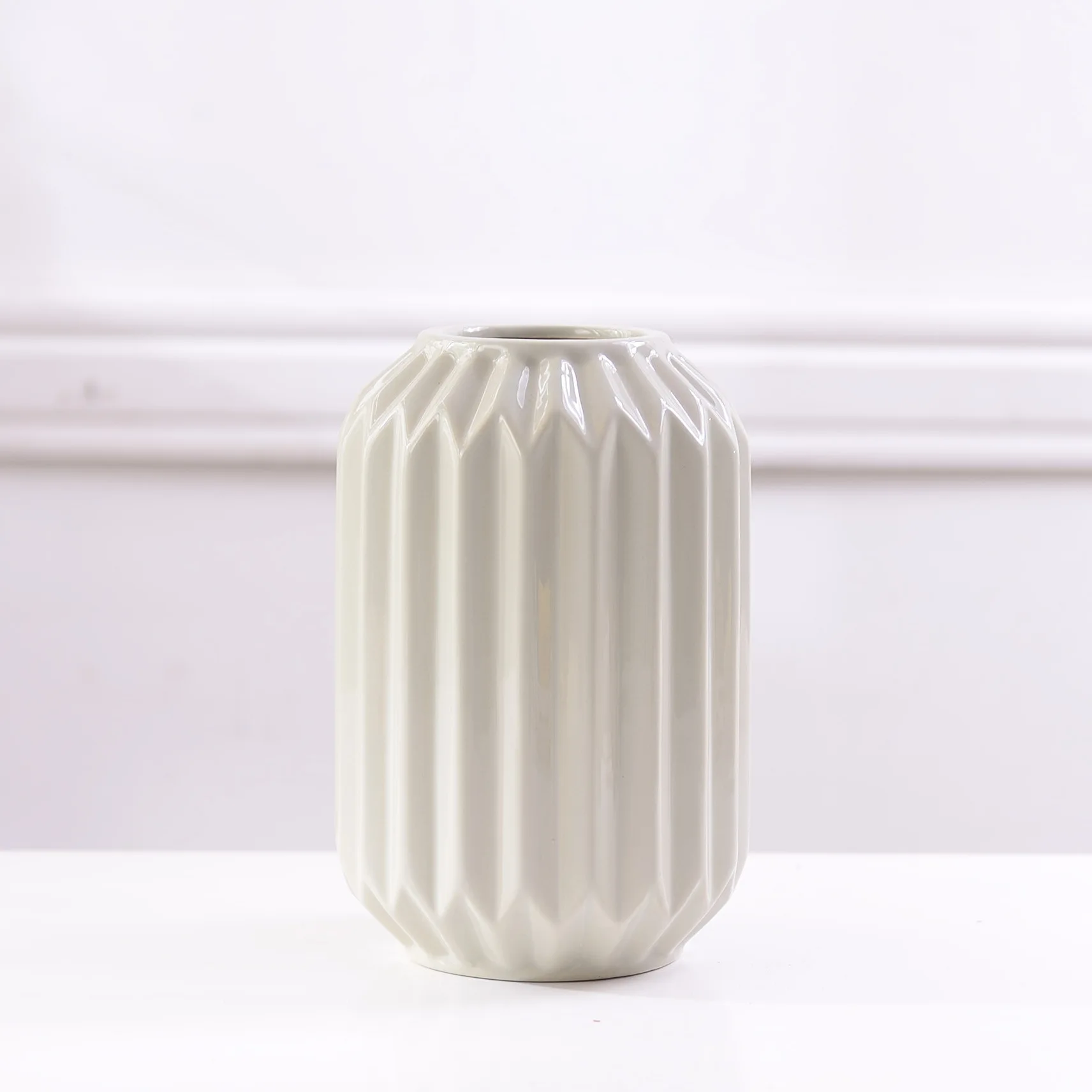 High Quality Modern Decorative Art Pottery White Luxury Flower Vase Home Living Room Decoration  Ceramic Vases For Flowers