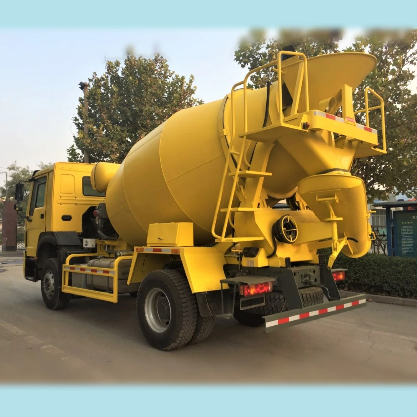 HOWO concrete cement mixer truck concrete mixing price