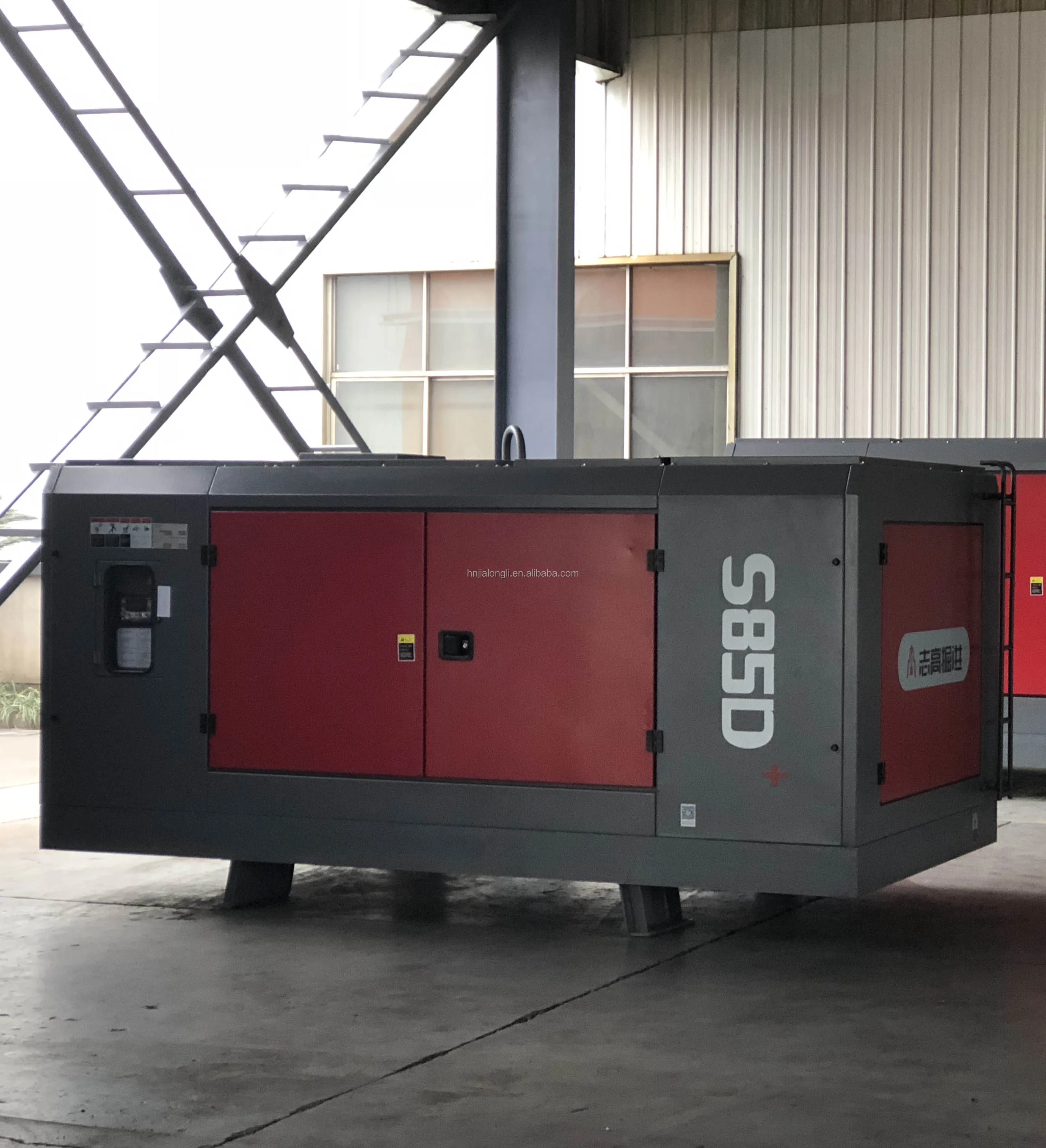 High pressure industrial air compressor for water well drilling rig