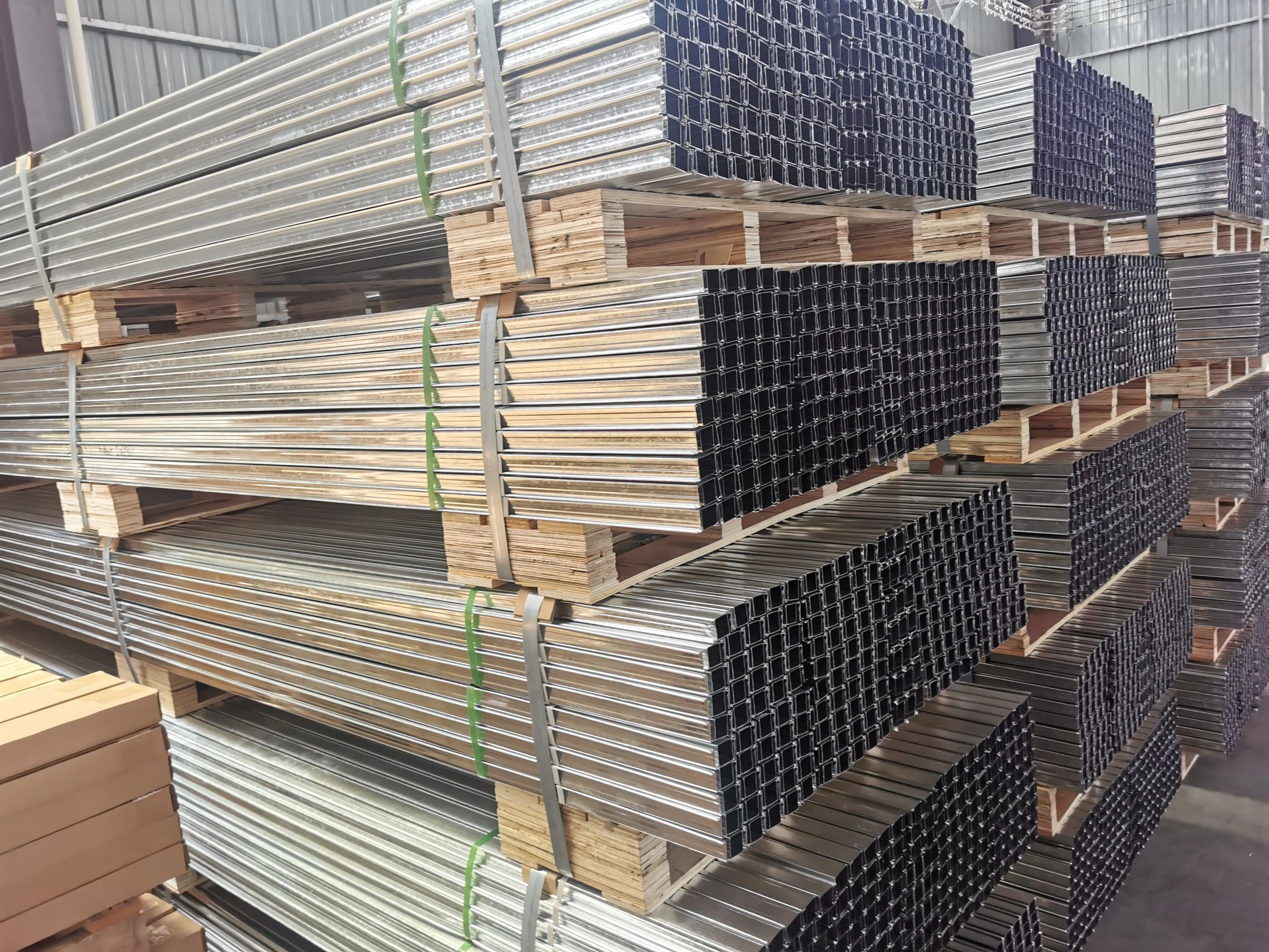 21*25*0.75mm Construction Material Unistrut Channel Price Cold Rolled C Channel Steel Metal Furring Channel Sizes