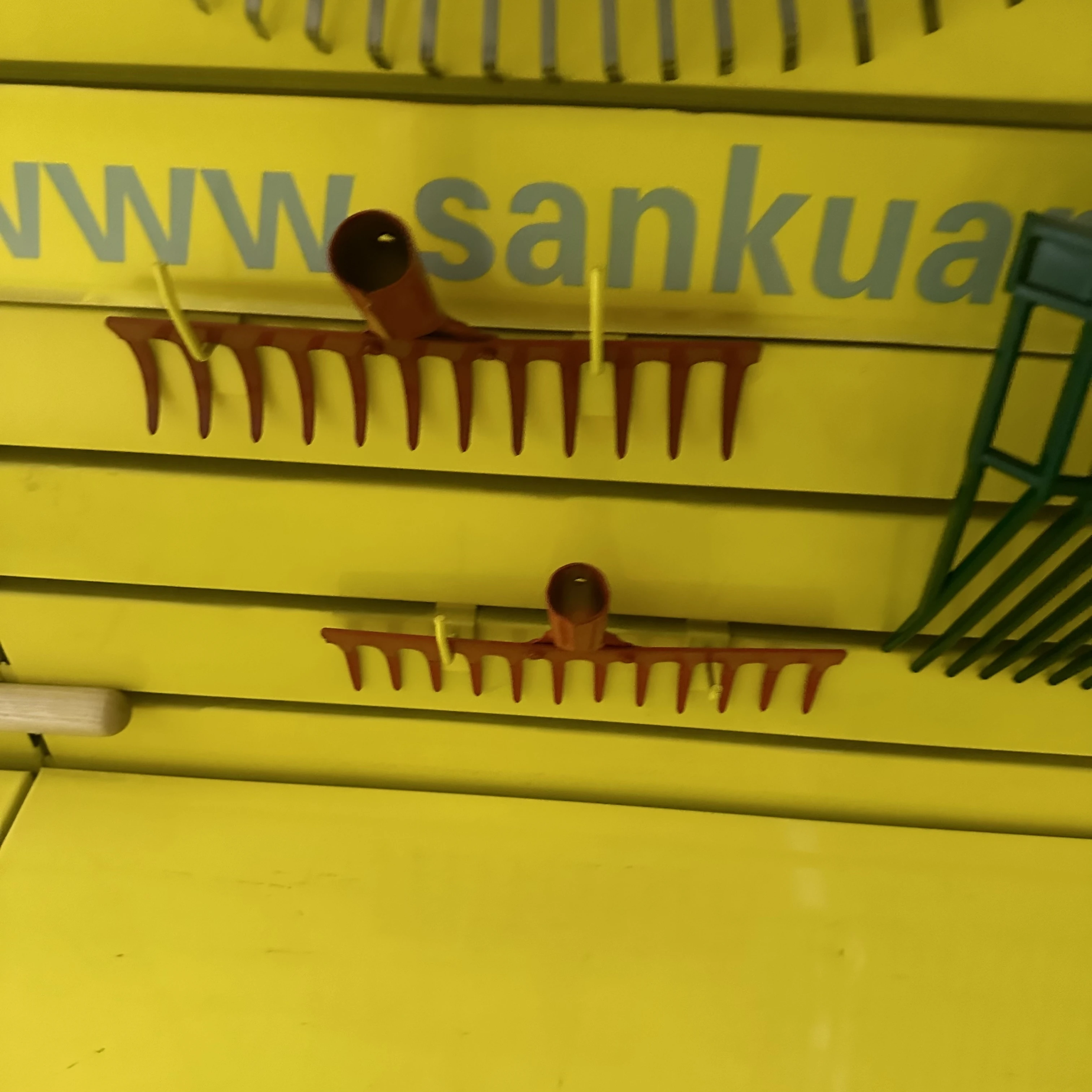 China Factory  hot product leaf grabber rake lawn leveling garden tool weeding rake with long handle
