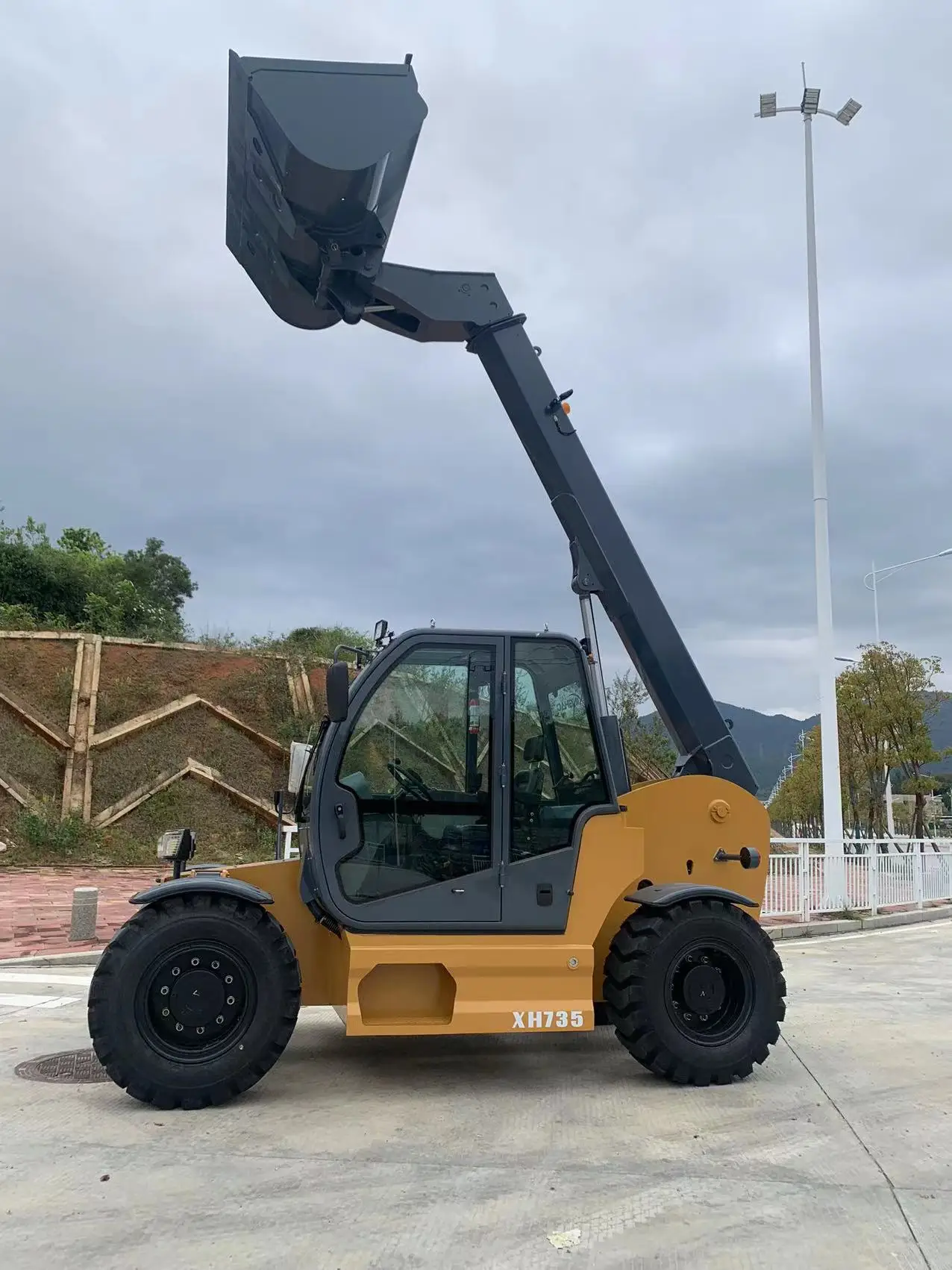 Xinghao Manitou Material handling equipment forklift with telescopic side boom 3.7ton telehandler for sale