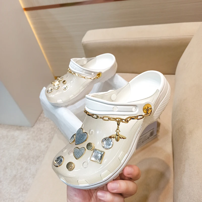
2021 Hot Sale High Quality Clear PVC Clogs With Diamonds Charms Cool Metal Chain Garden Shoes Custom Sandals With Logo 