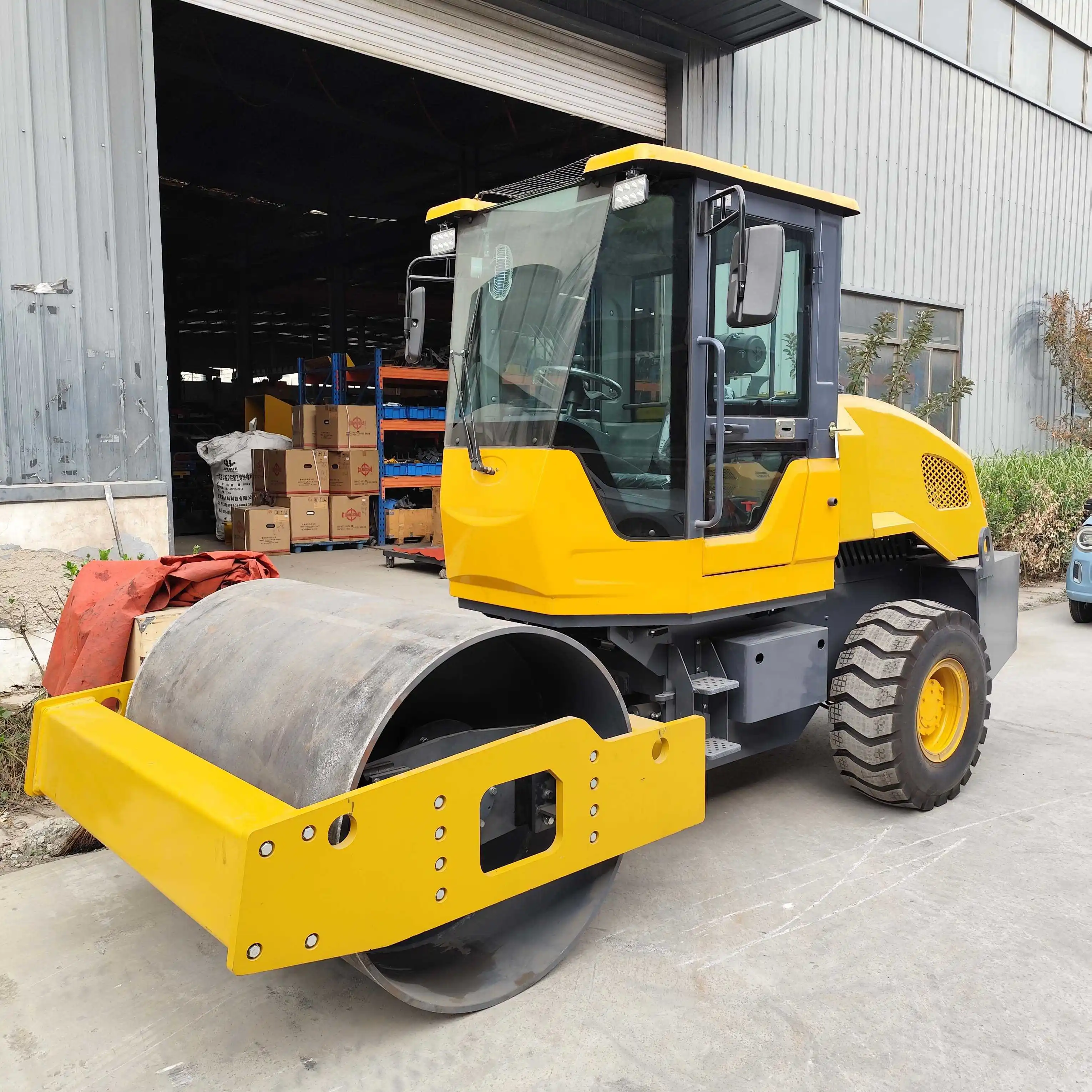 Portable road roller with strong vibrator road building machine, engineering manipulator push compacting machine