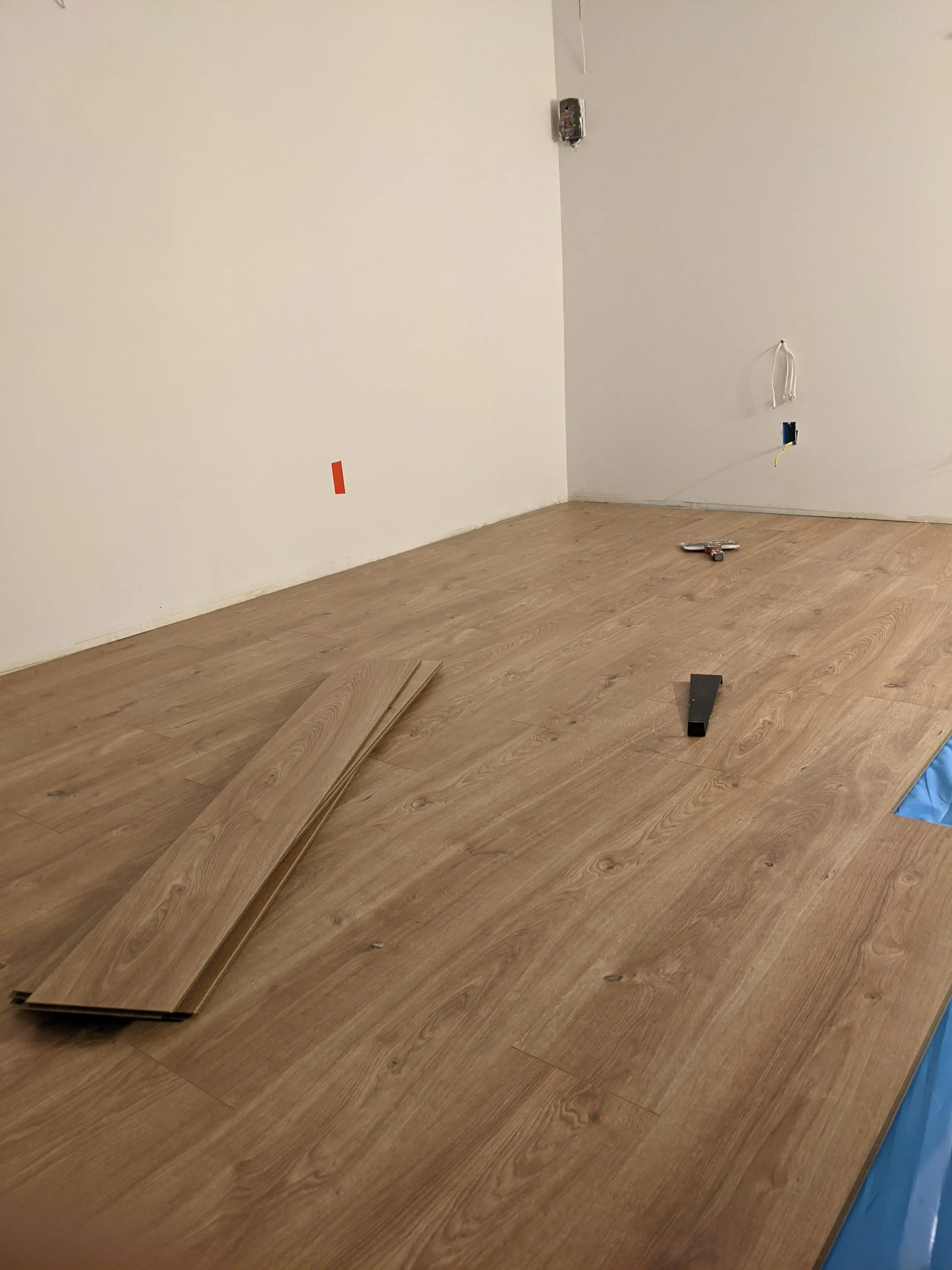 Wood Grain Commercial Grade Plastic Vinyl Floor SPC Rigid Core LVP Vinyl Tiles With 1.5mm Ixpe Foam