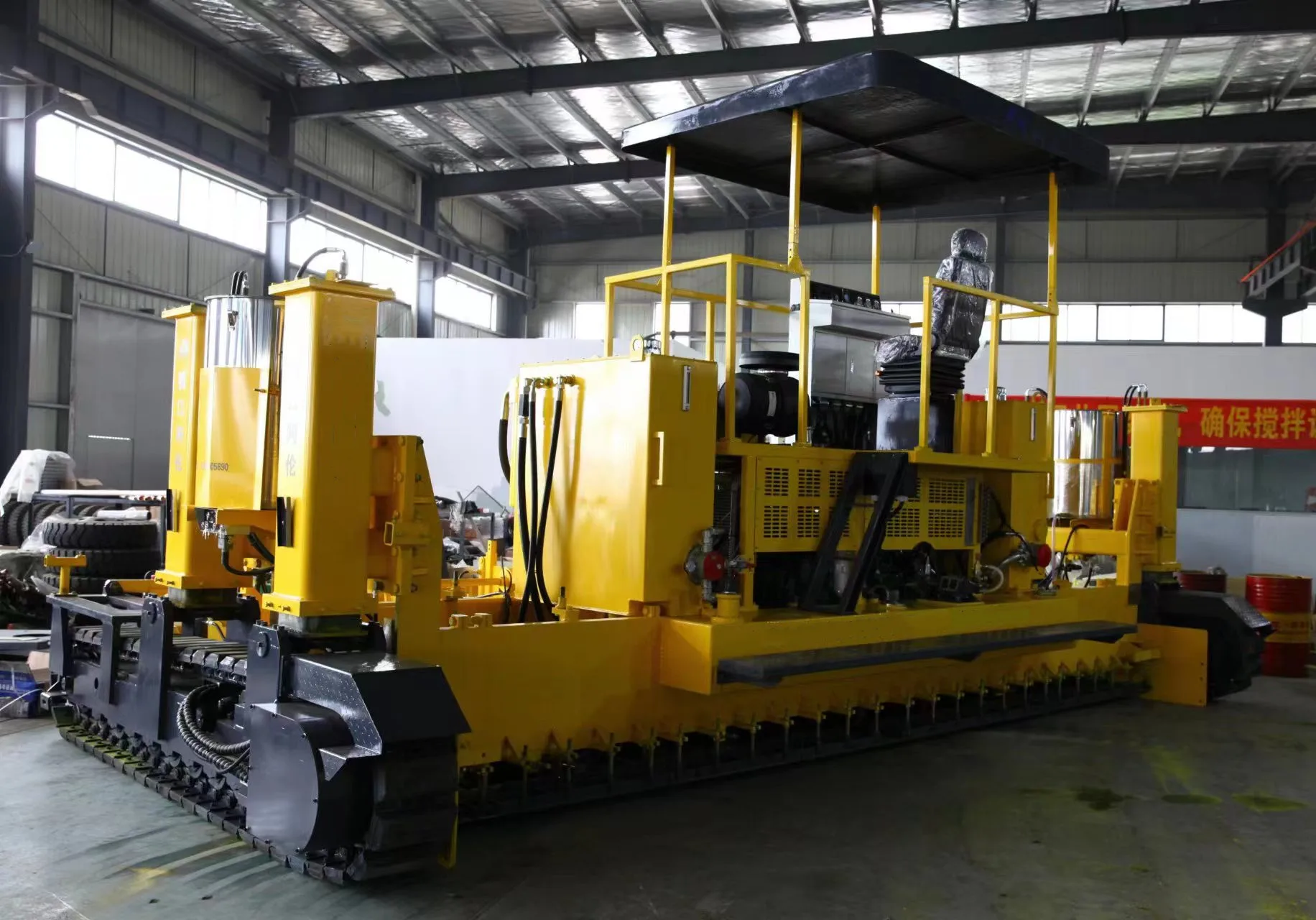 Road Machinery 4m Special Road Slipform Concrete Paver For Road High frequency hydraulic drive