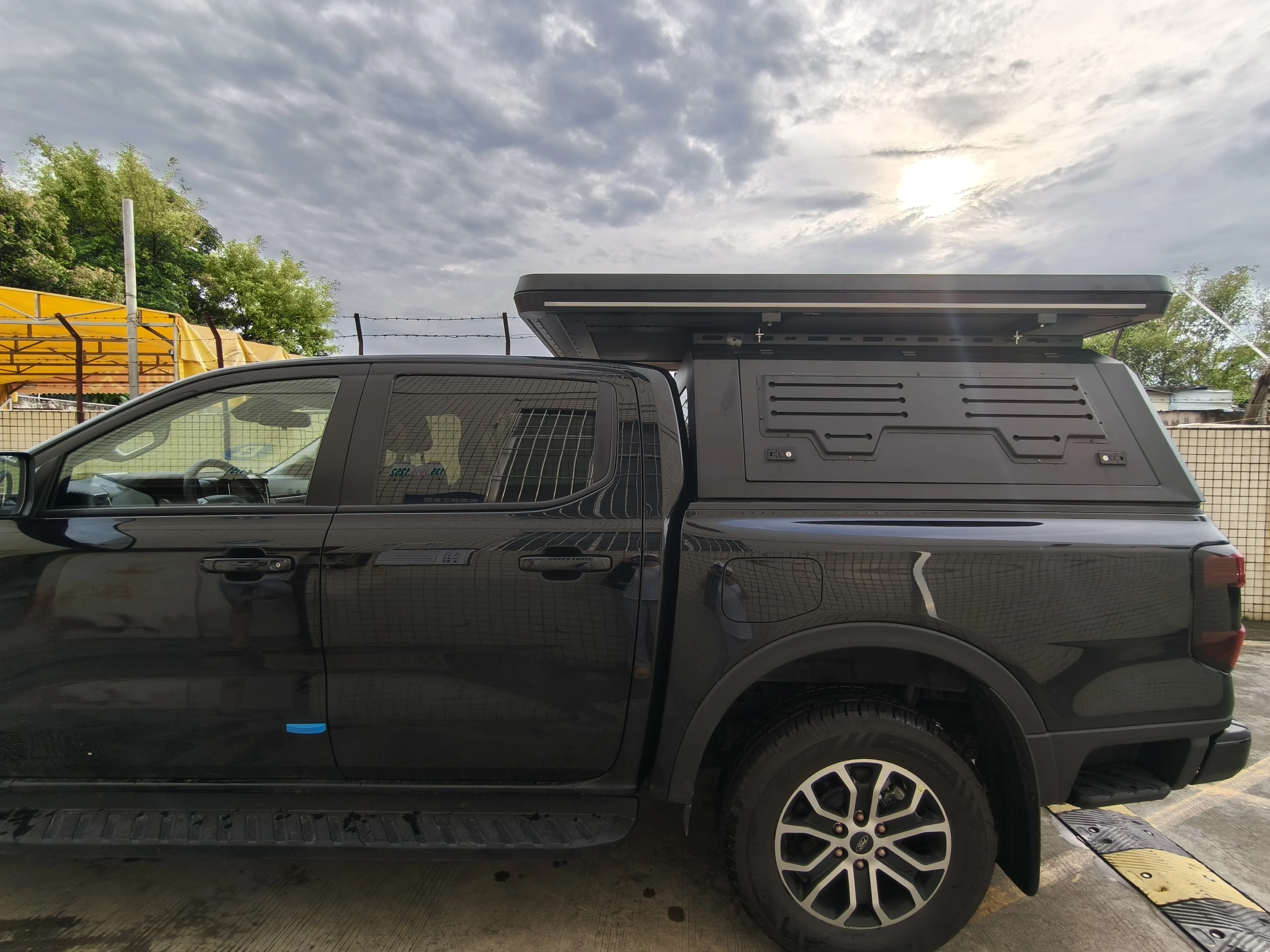 Pop-up hard shell vehicle tents Samrcamp aluminum hard shell roof top tent