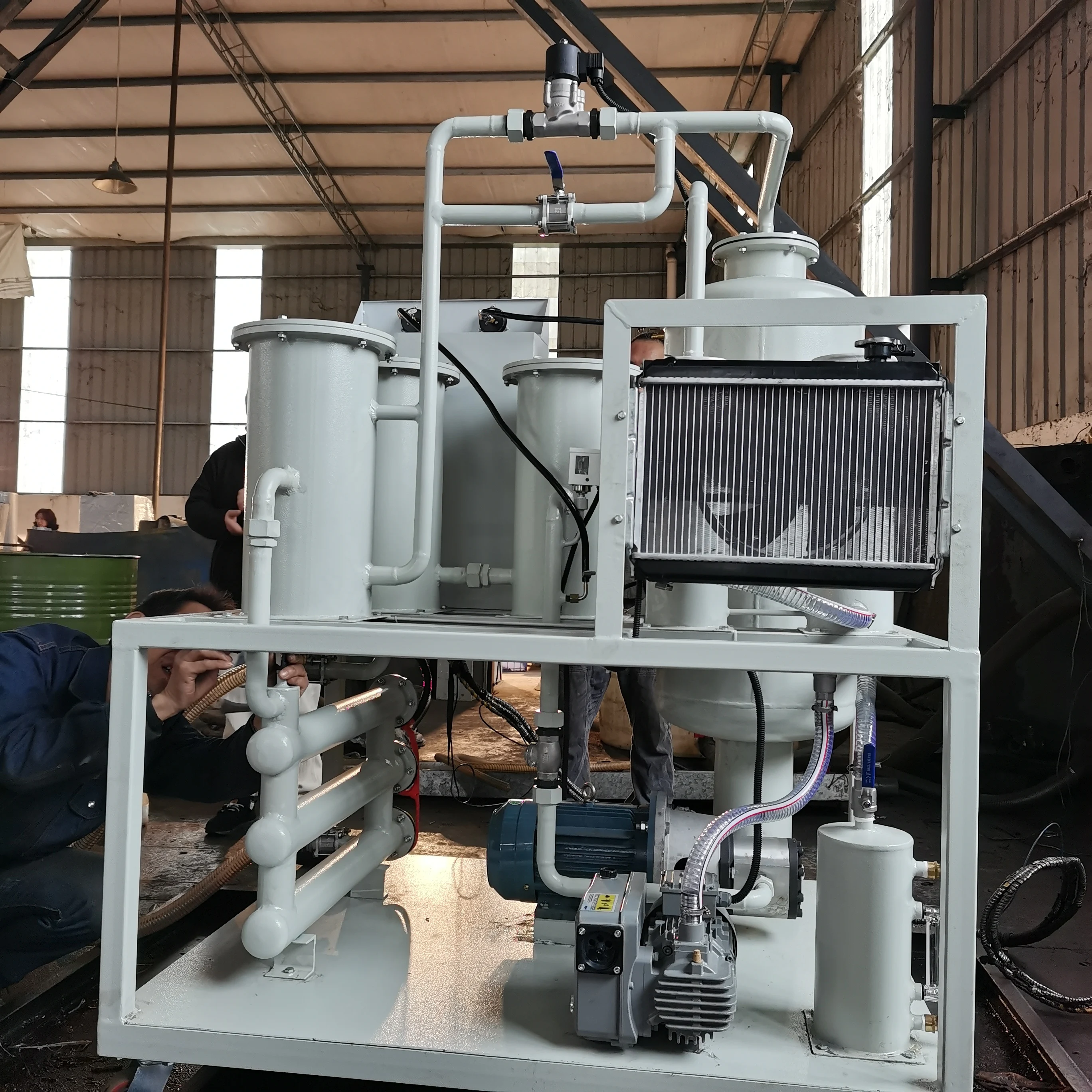 Oil filter for oil recovery and removal of impurities