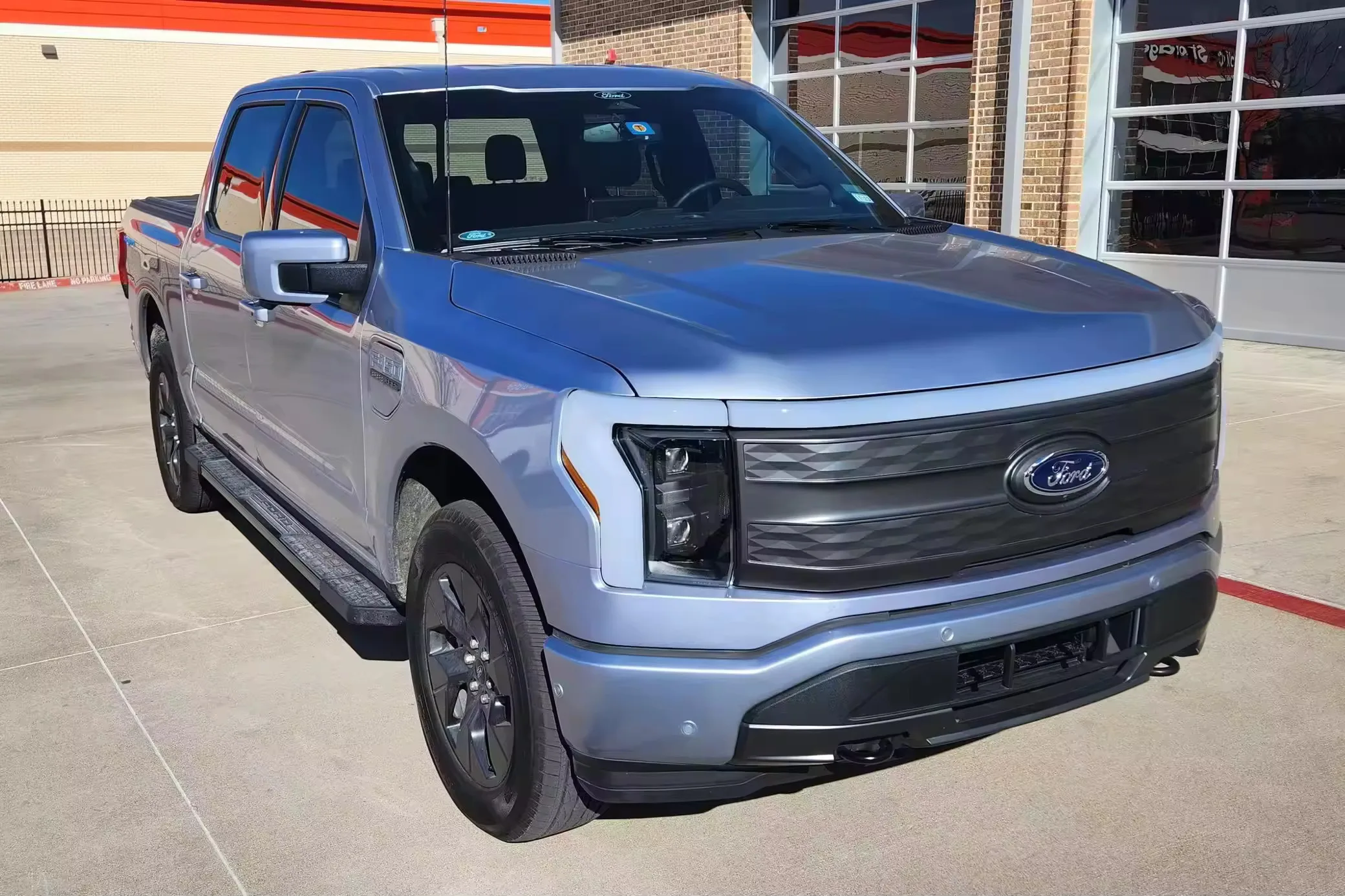 Аккуратный ток 2022 Форд F-150 Lightning Lariat AWD RHD/LHD