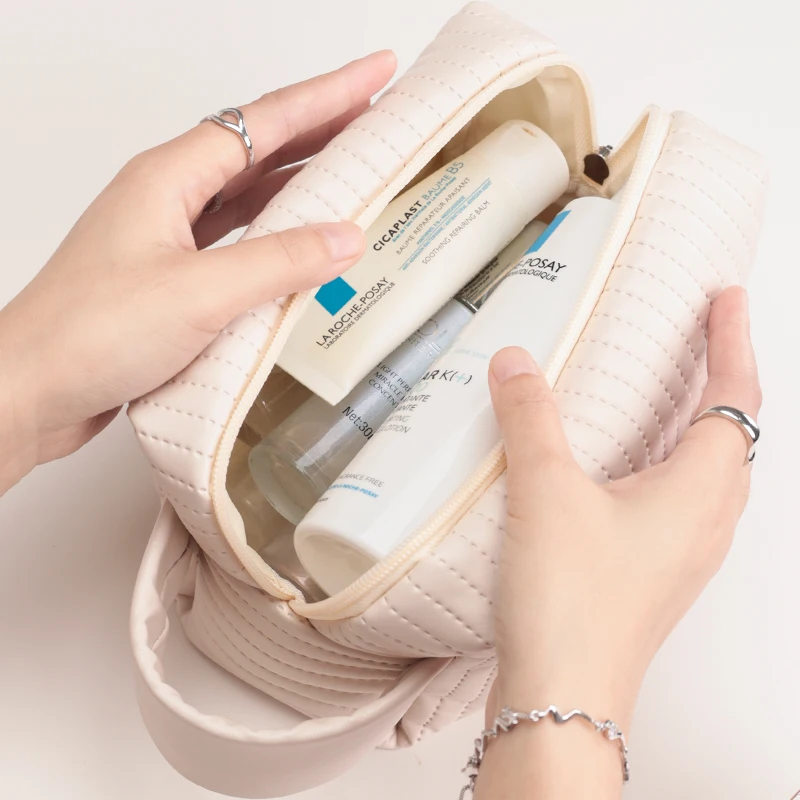 2023 Small PU Quilted Cosmetic Bag potable Travel pouches elegant makeup organizer for Women and Girls
