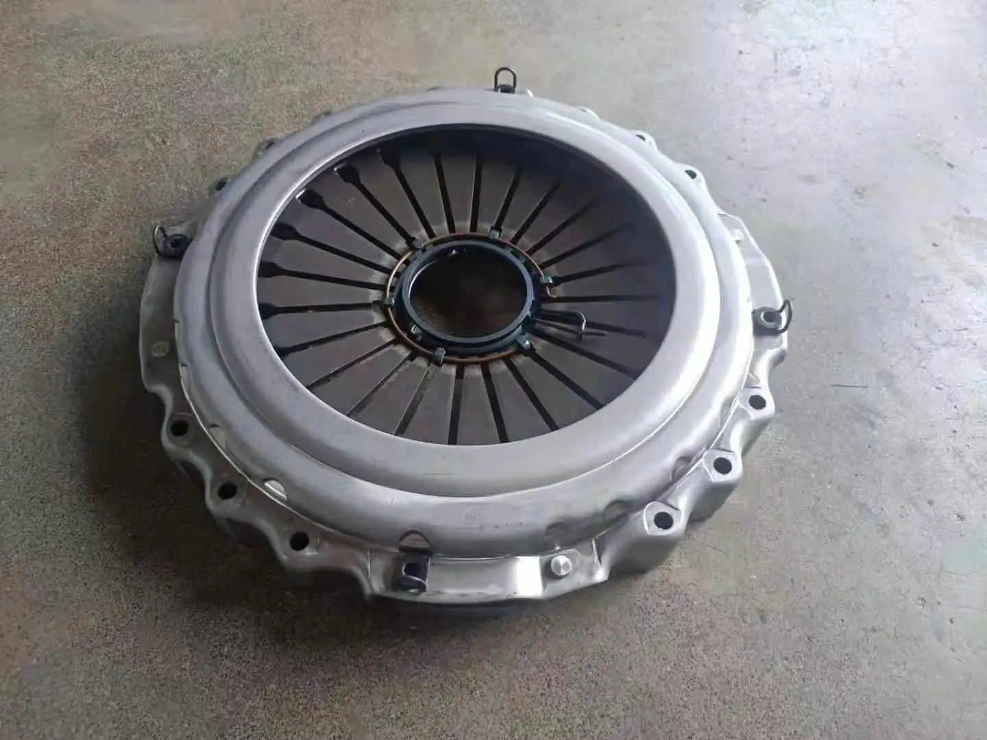 Heavy Truck Parts Diesel Engine Clutch Disc WG9725160390 Friction Pressure Plate Clutch Apply to Sinotruck HOWO