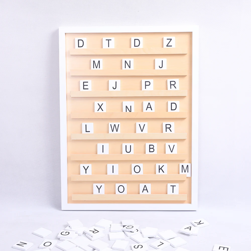 Деревенская деревянная доска с буквами правописания