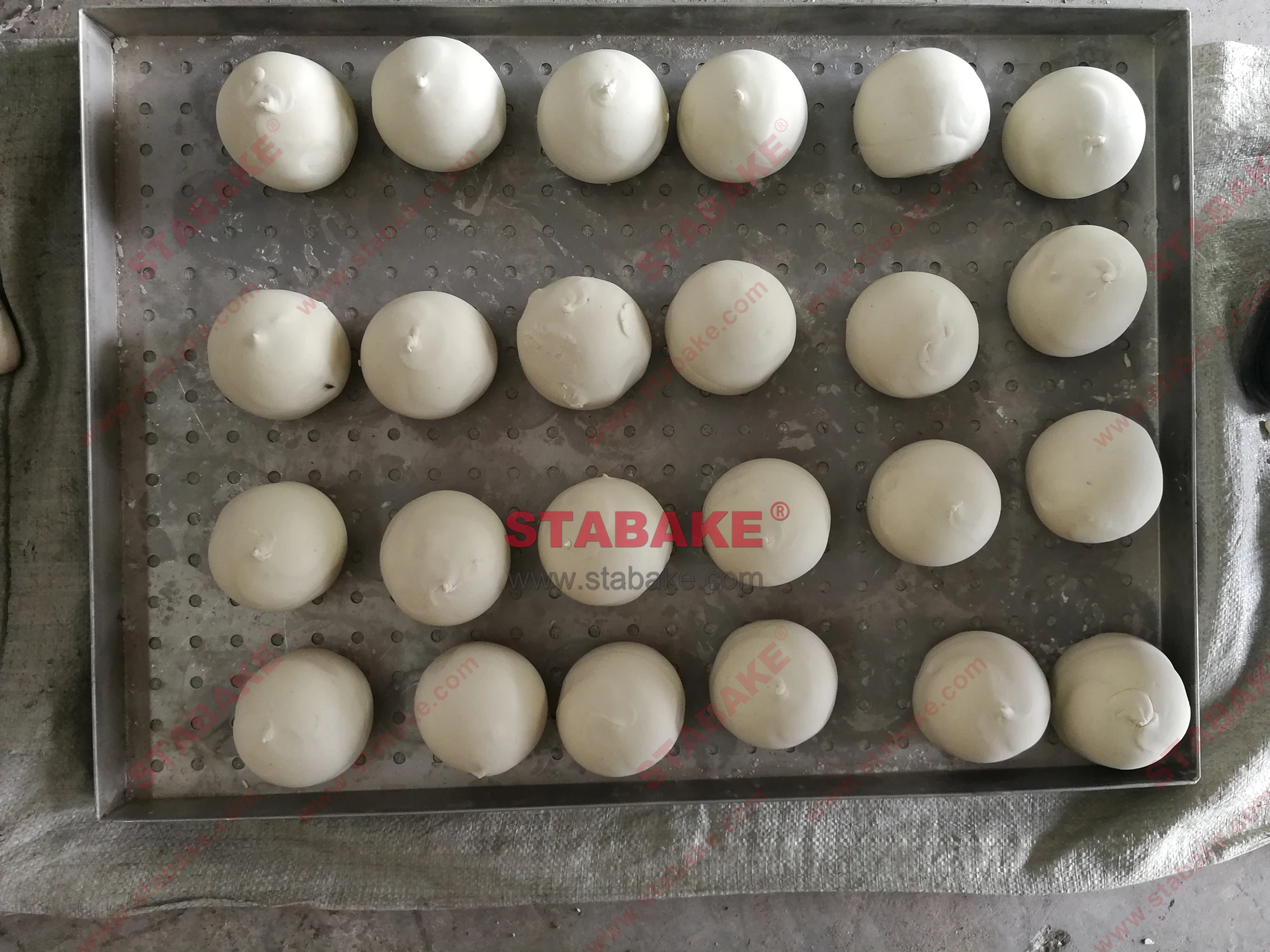 Хлебобулочных используется автоматическая машина для деления и округления теста балетное