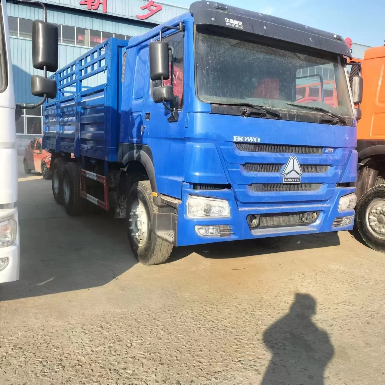 Cheap price 8x4 35 Ton Lorry Box Trucks Cargo fence Trucks for Nigeria