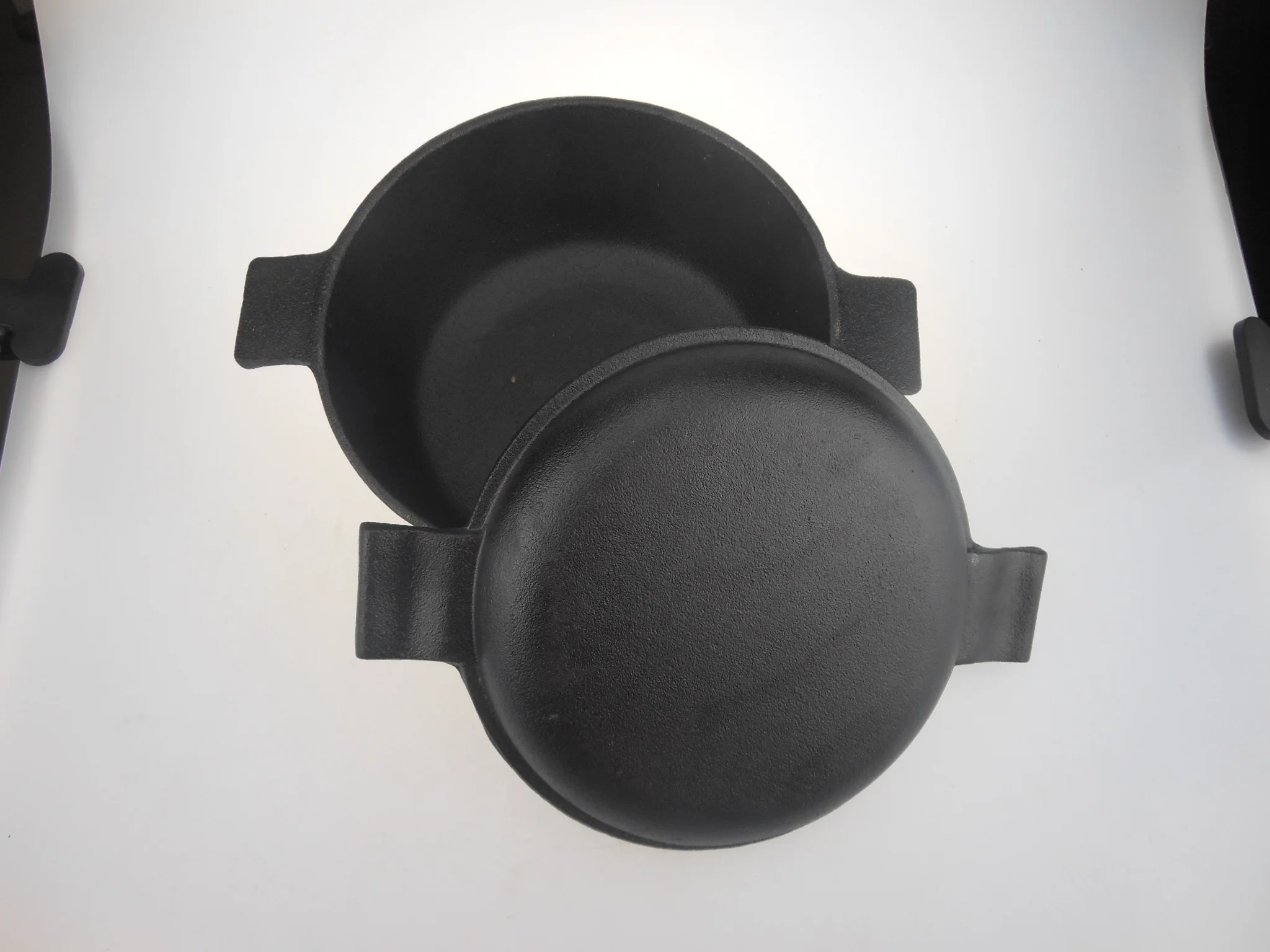 cast iron preseasoned dutch oven