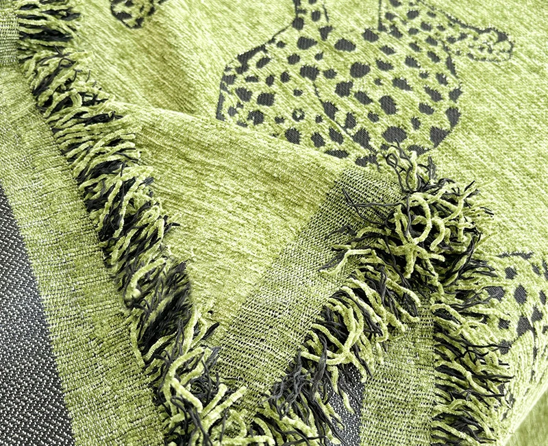 Vintage Luxury Thick Green Chenille Cheetah Design Jacquard Throw Sofa Towel With Handmade Tassels For Living Room Non-slip