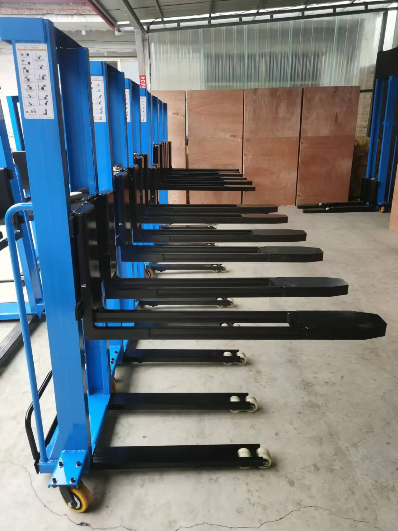 2024 Лидер продаж 1 тонна 8 м портативный самозагружаемый вилочный погрузчик полуэлектрический штабелер