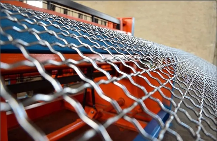 ageing resistance lockcrimped 65mn crimped wire mesh tracked vibrating screen silica sand vibrating screening