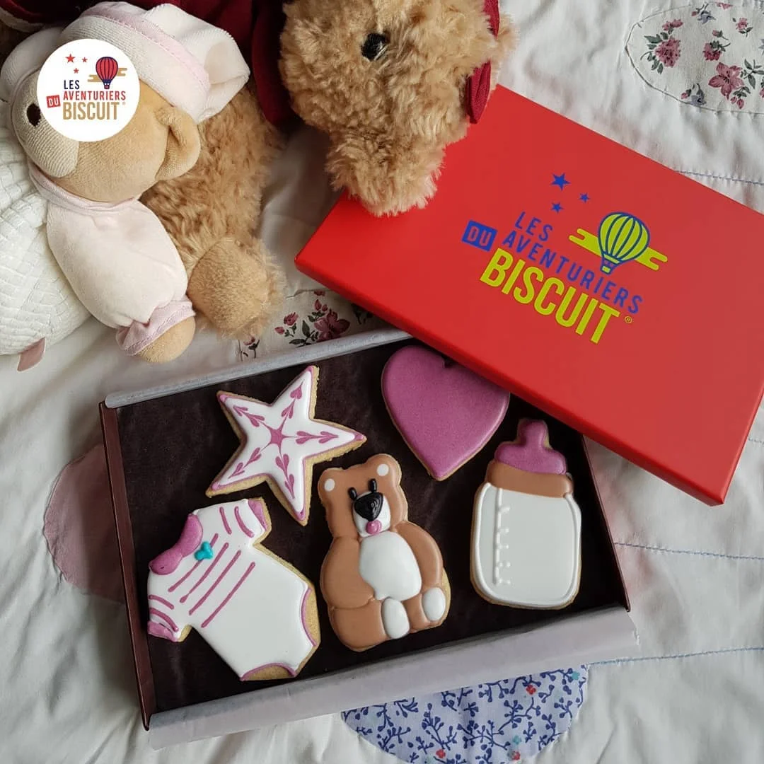 wholesale custom 2 piece lid and base rigid cardboard cookie pastry paper food gift biscuit packaging box with cushion pad