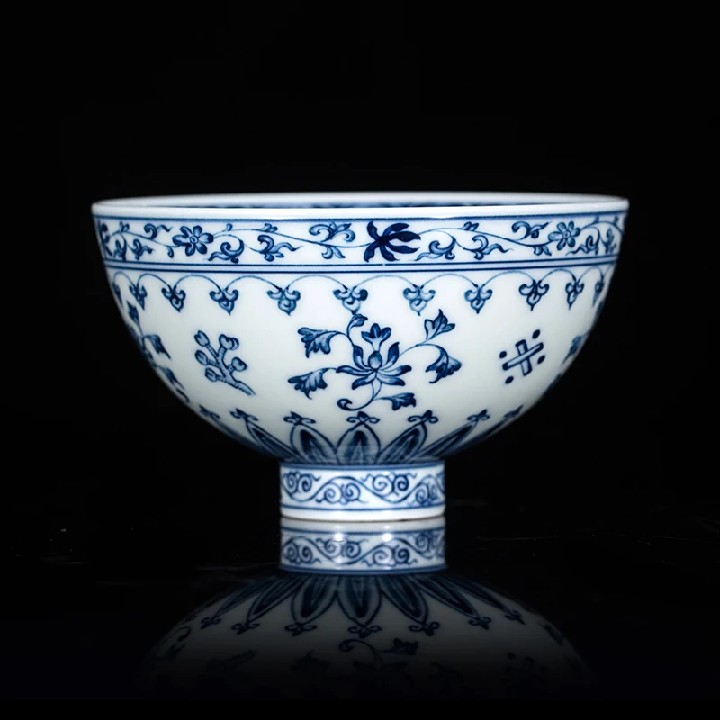 Керамическая чайная чашка в китайском стиле кунг-фу Jingdezhen ручной работы обернутая цветами с куриным сердцем синяя и белая фарфоровая