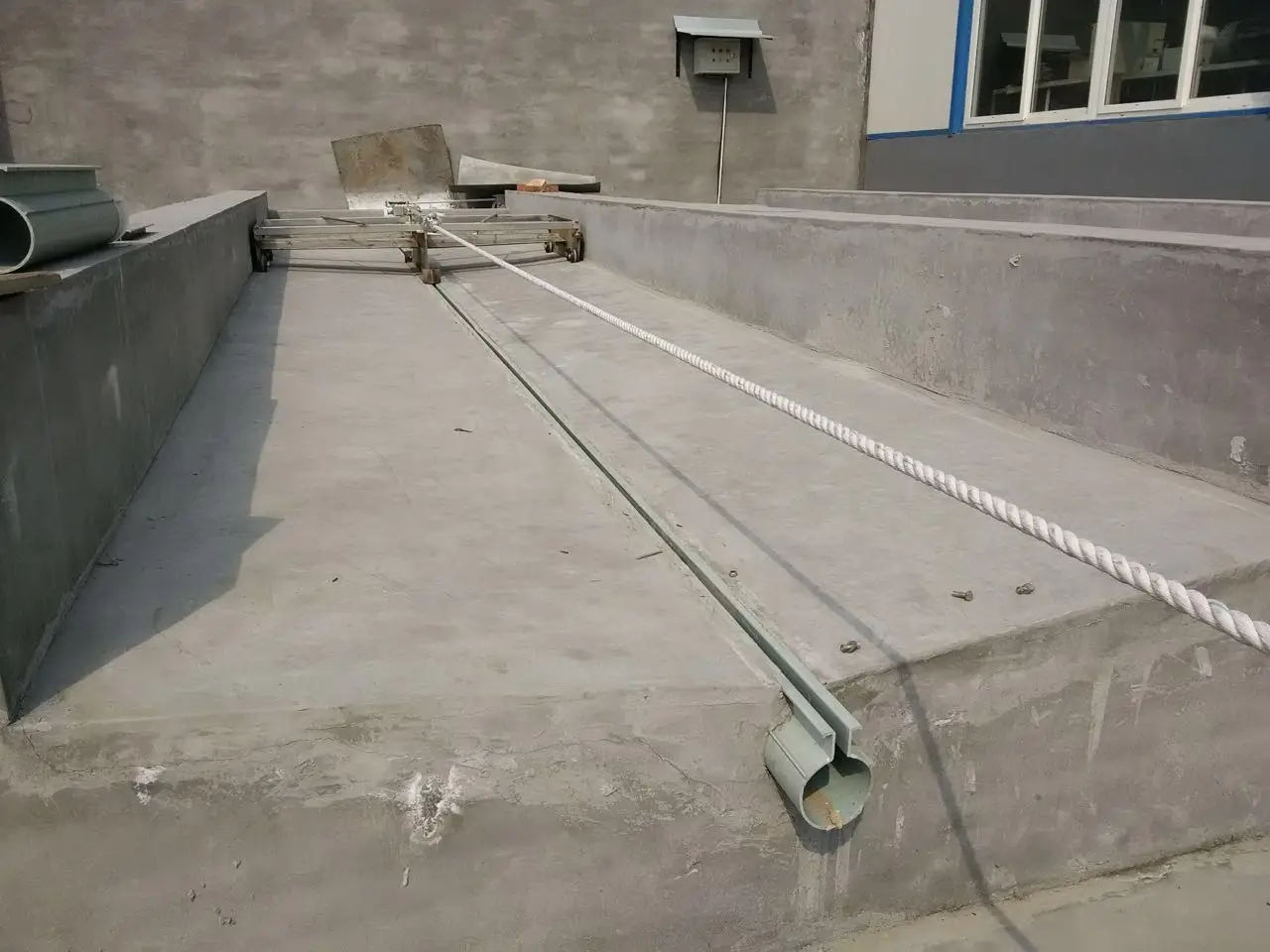 Poultry manure scraper machine for chicken manure scraper