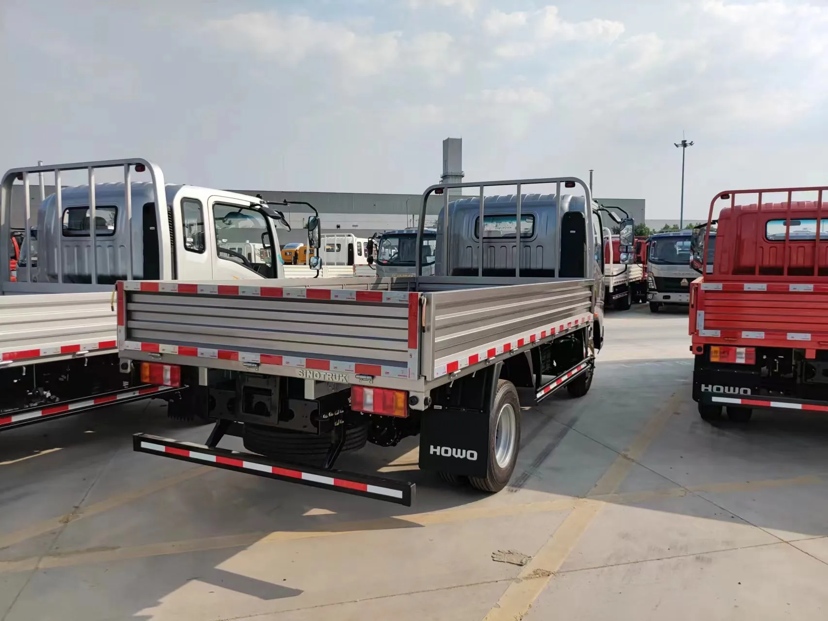 New Model Light Mini Truck Light Lorry Truck Duty Sinotruck Cargo Truck For Sale To Algeria