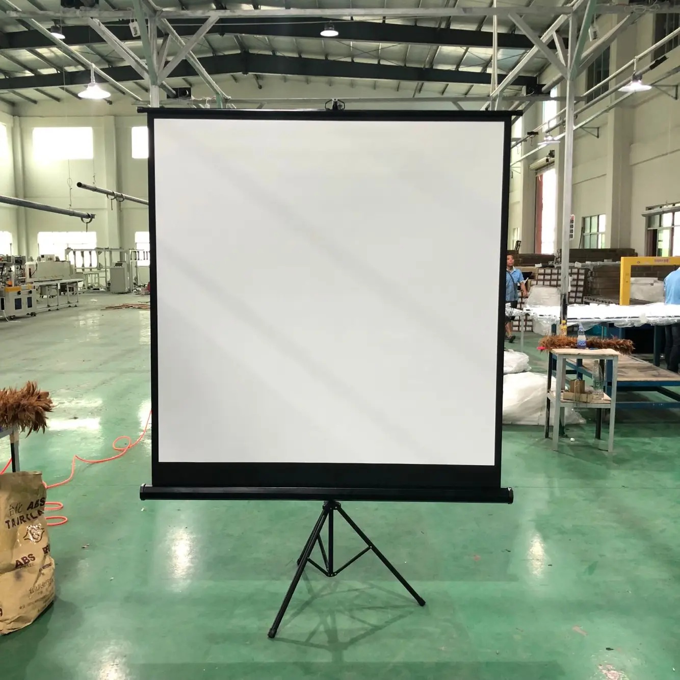 China Wholesaler Price Matte White Office Use Outdoor Cinema Projector Screen Tripod Stand Projector Screen