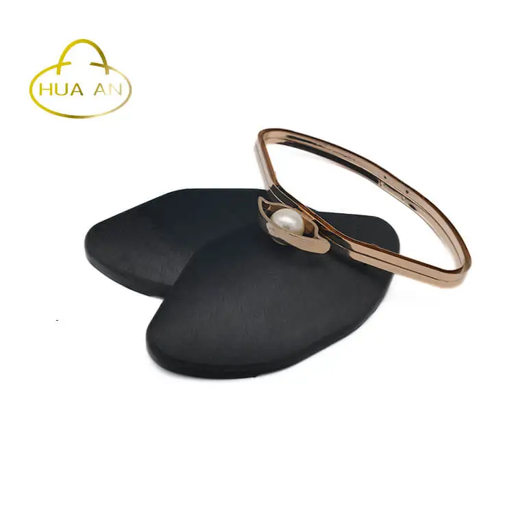 
2018 hot pearl button on fan-shaped frame for party bag 