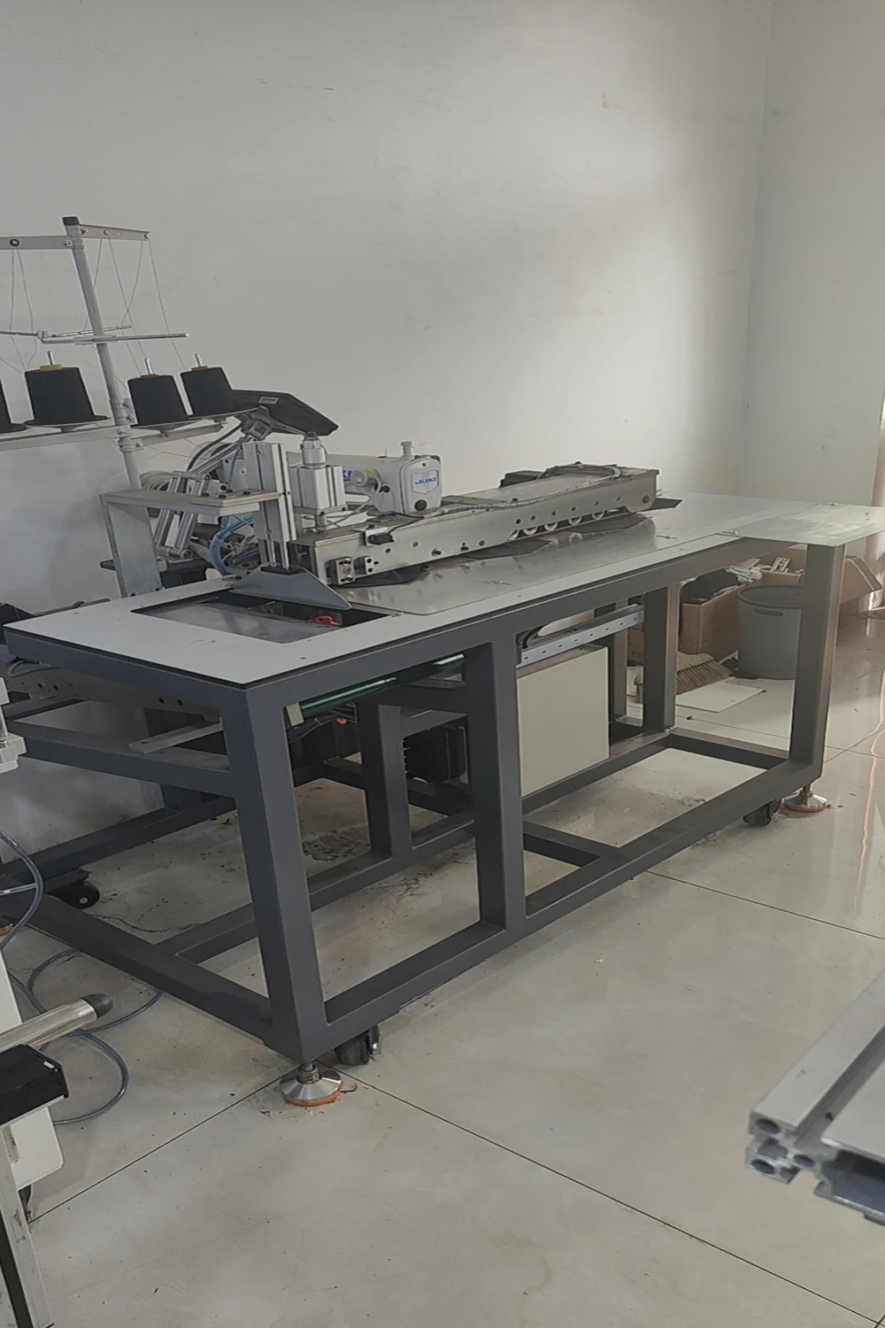 Jeans equipment pocket rolling machine /A machine that rolls up the pockets of jeans