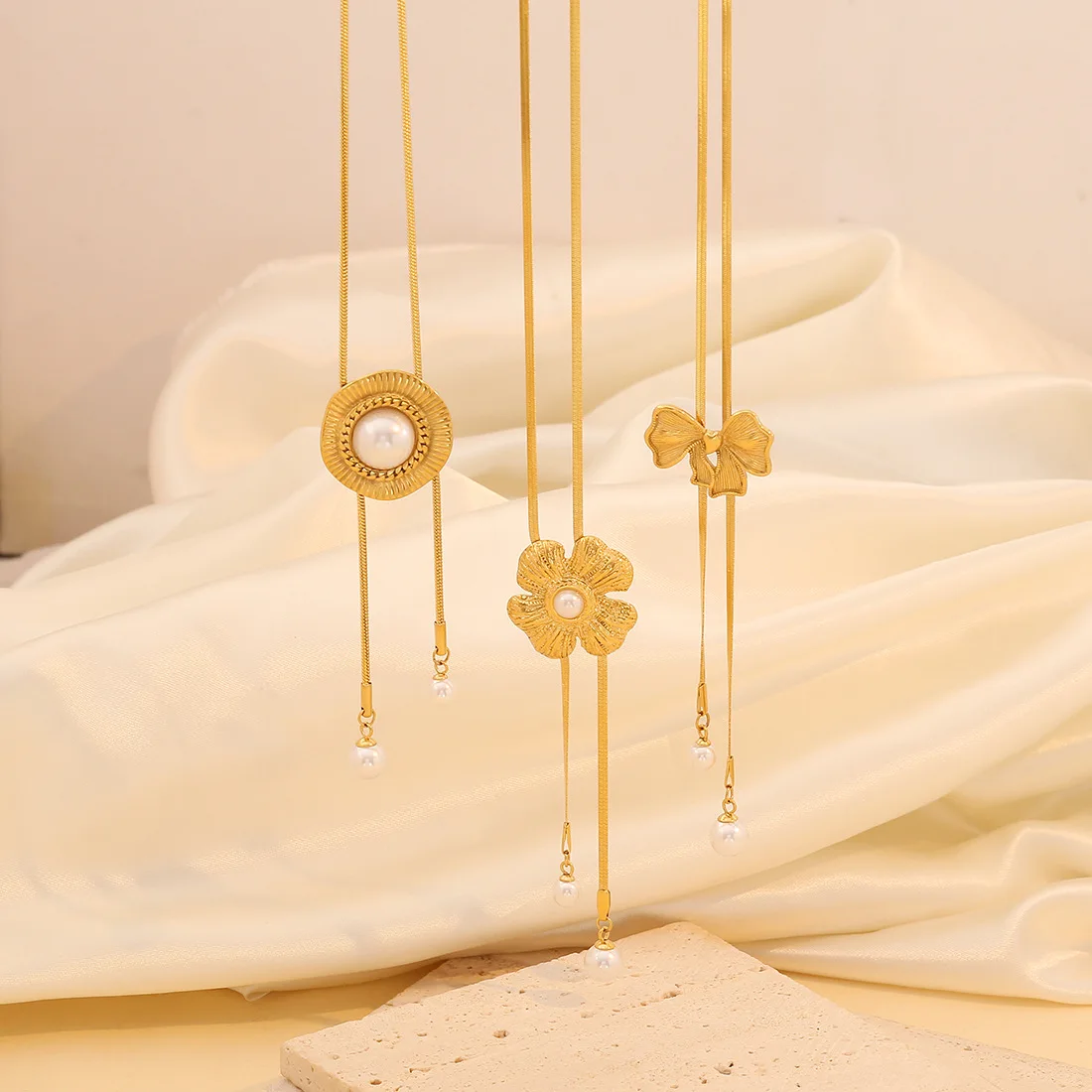 3PCS Vintage Gold Flower Bow Circular Necklace White Pearl Rose Necklace for Women Birthday Party Jewelry Gifts