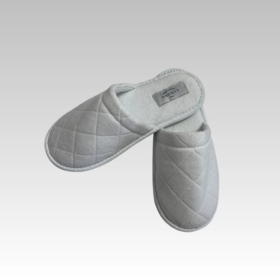 Wholesale customizable logo white pearl cotton disposable hotel slippers. OEM luxury spa hotel room pearl cotton slippers.