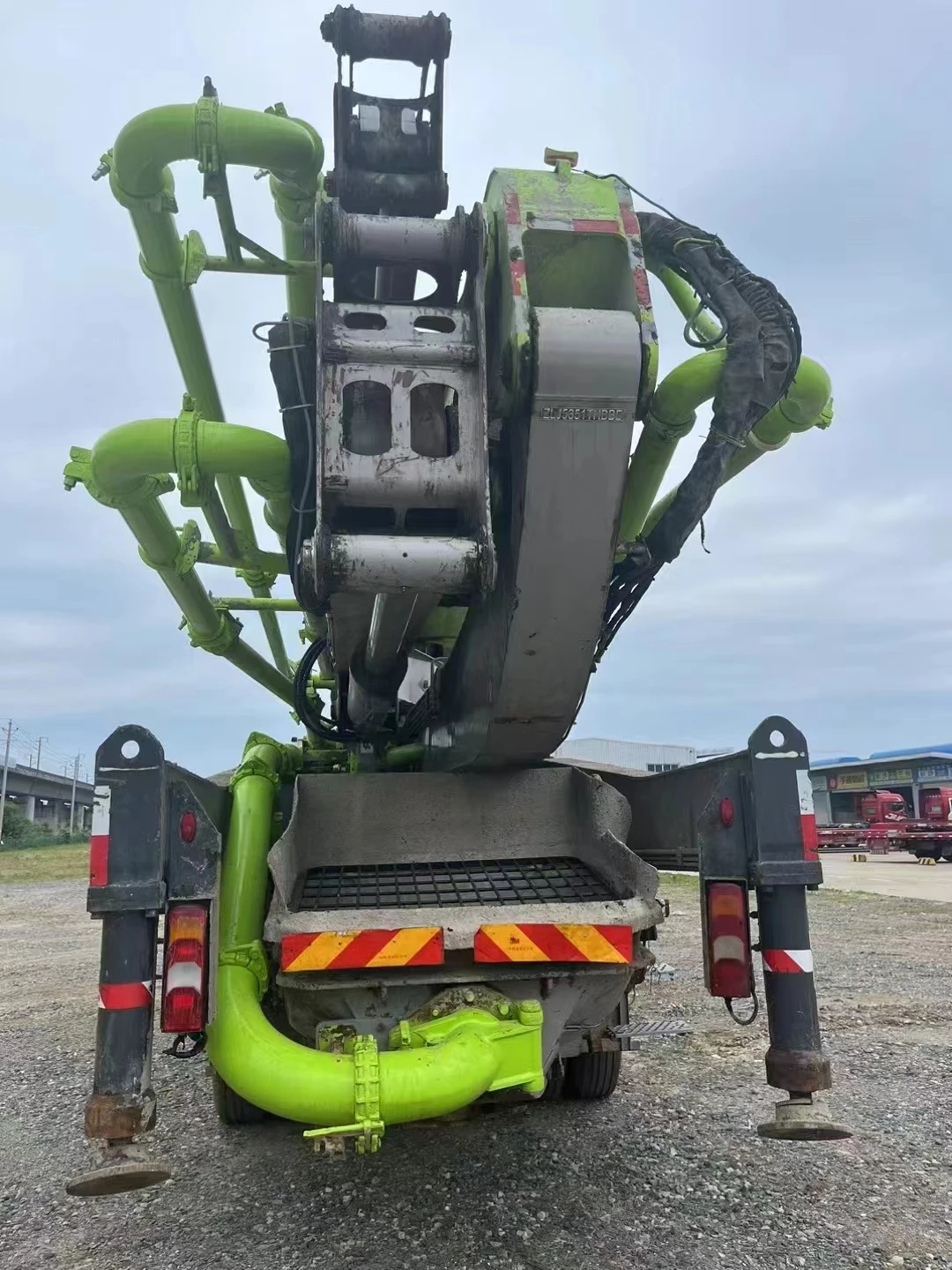 Stock used 19 years Zoomlion Mercedes Benz 52 meters used high productivity 180M3/H concrete pump trucks