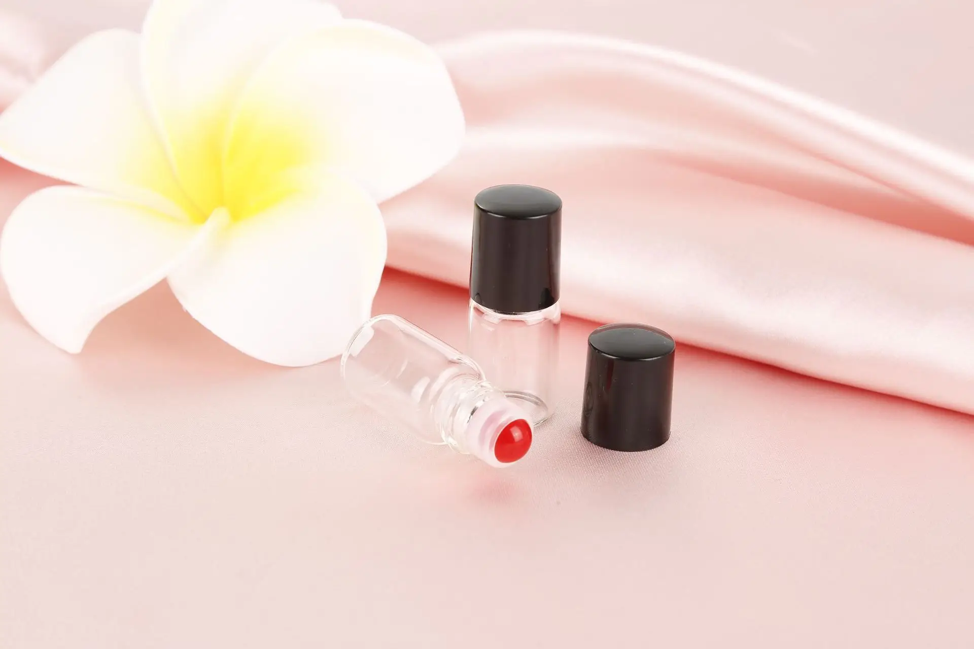 2022 Best Selling Mini 1 Ml 2ml 3 Ml  Frosted Attar Perfume Glass Bottle Labels Roll On Bottle black Cap free sample