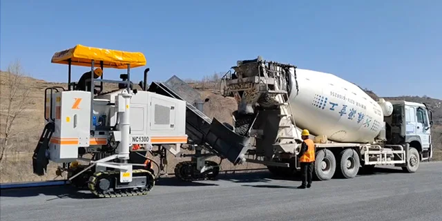 Paving machine, concrete sliding mode paving machine, road ditch paving machine