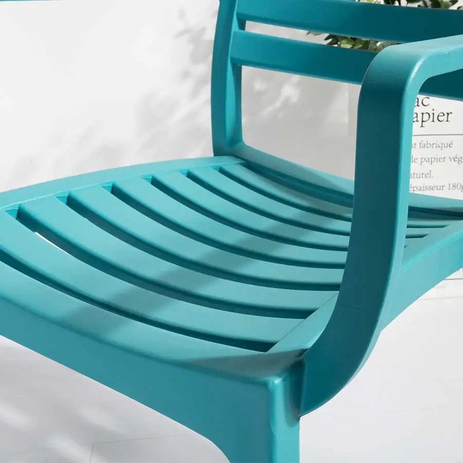 Современный пластиковый стул