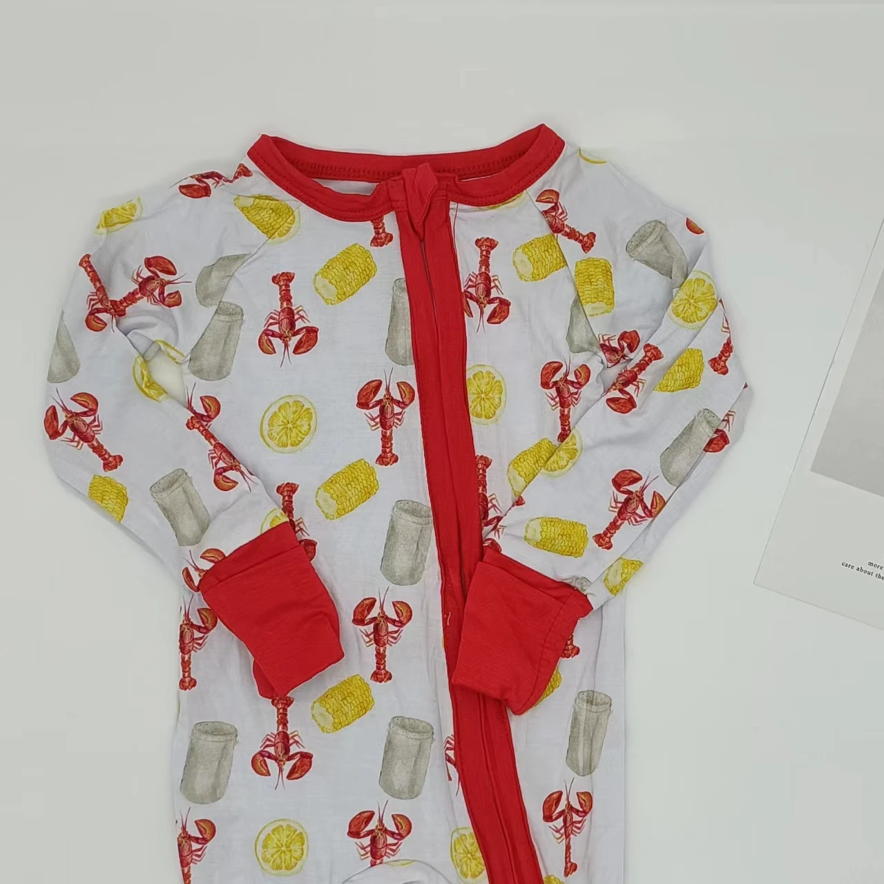 Детский комбинезон с принтом лобстера